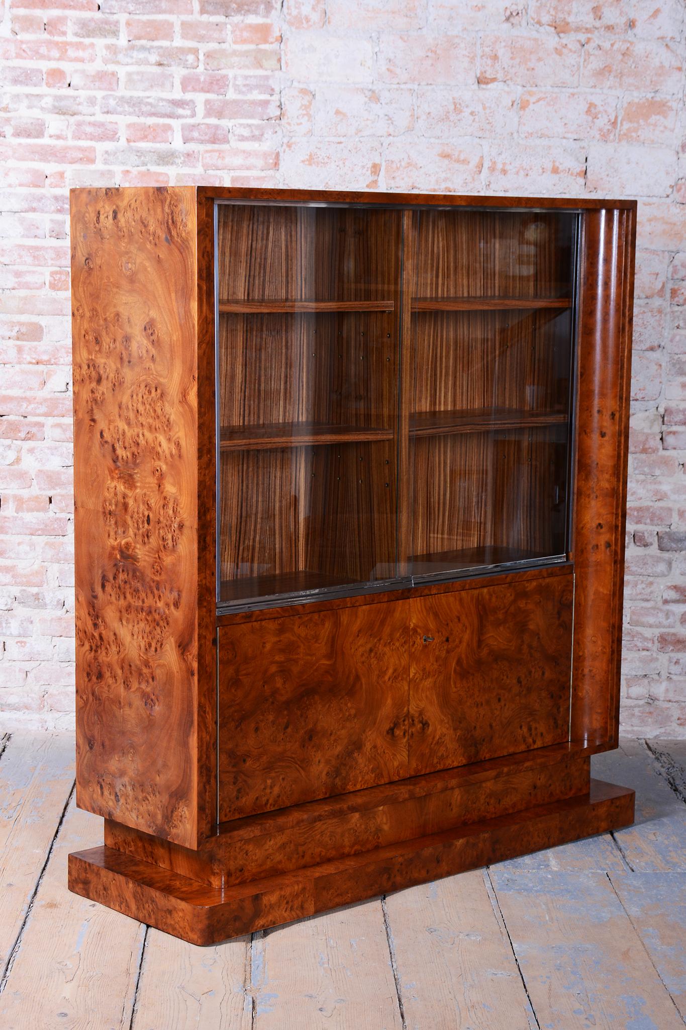 Français Bibliothèque Art Déco restaurée, orme, acajou, zébrano, poli, France, années 1920 en vente
