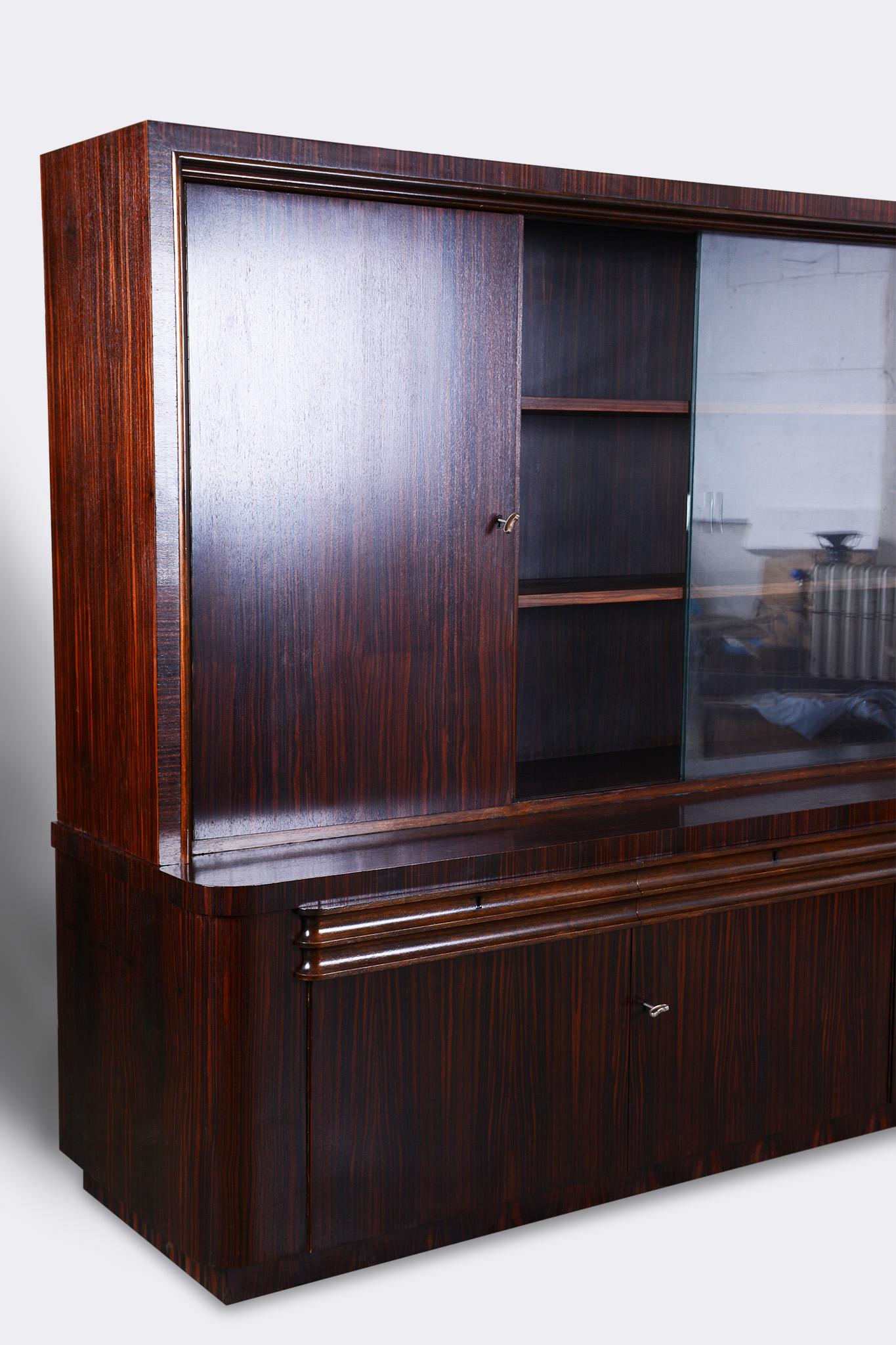 Restauriertes Art Deco Bücherregal, Eiche, Makassar-Ebenholz, poliert, Frankreich, 1920er Jahre im Zustand „Gut“ im Angebot in Brandys nad Labem, Středočeský kraj