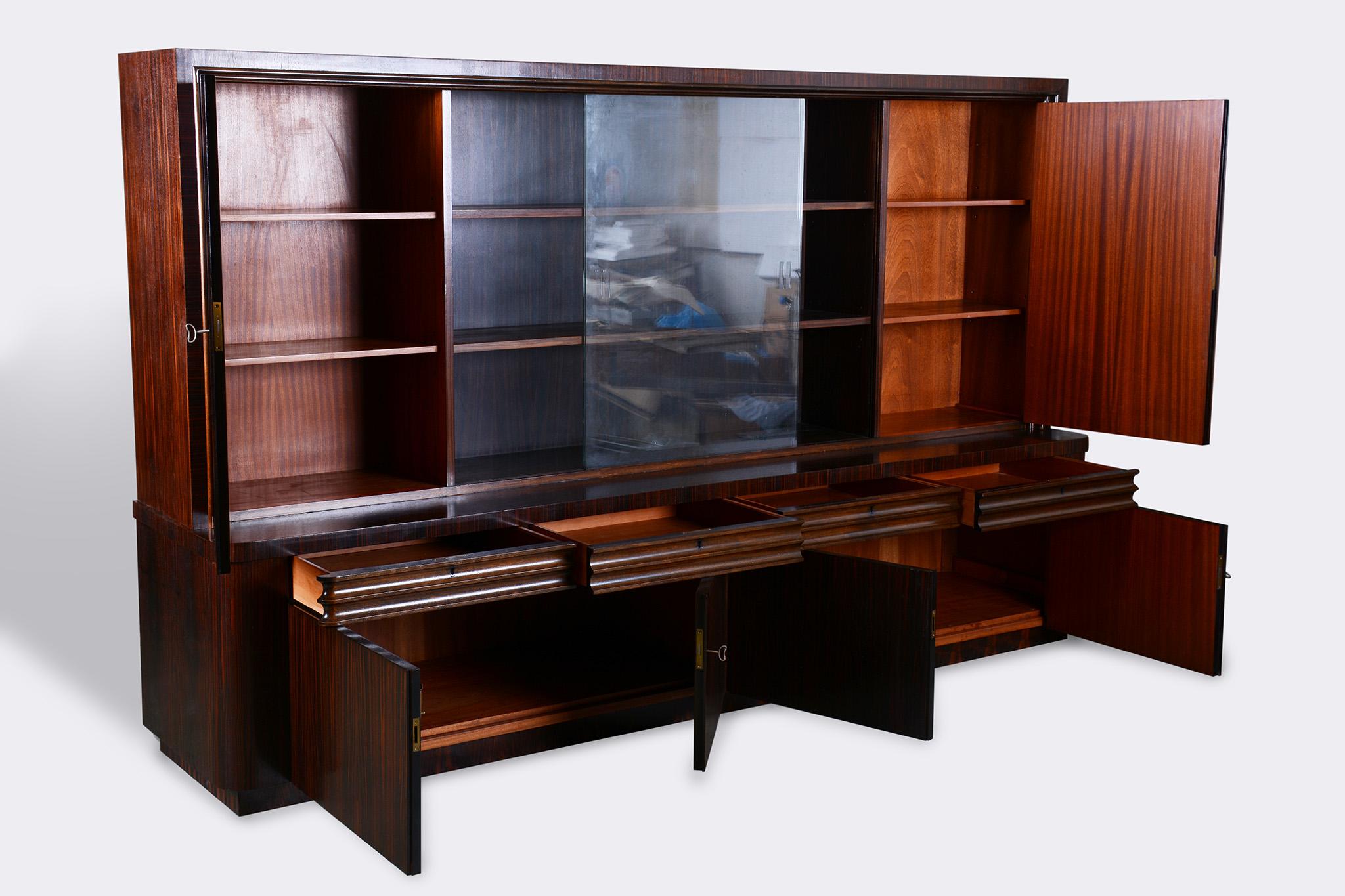 Restauriertes Art Deco Bücherregal, Eiche, Makassar-Ebenholz, poliert, Frankreich, 1920er Jahre (Glas) im Angebot