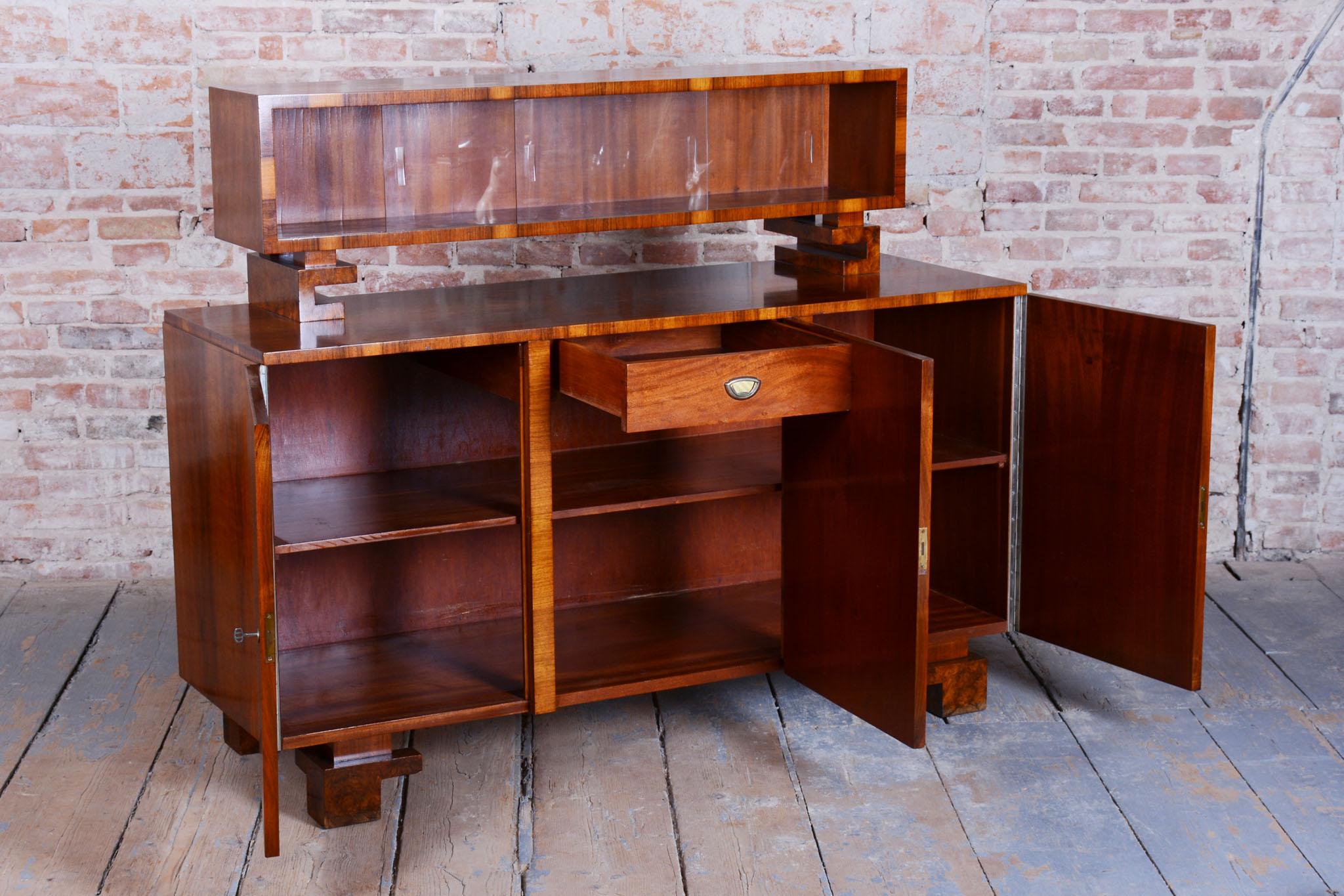 Restauriertes Art-Déco-Buffet, Nussbaum, Glas, neu restauriert, polnisch, tschechisch, 1920er Jahre im Angebot 3