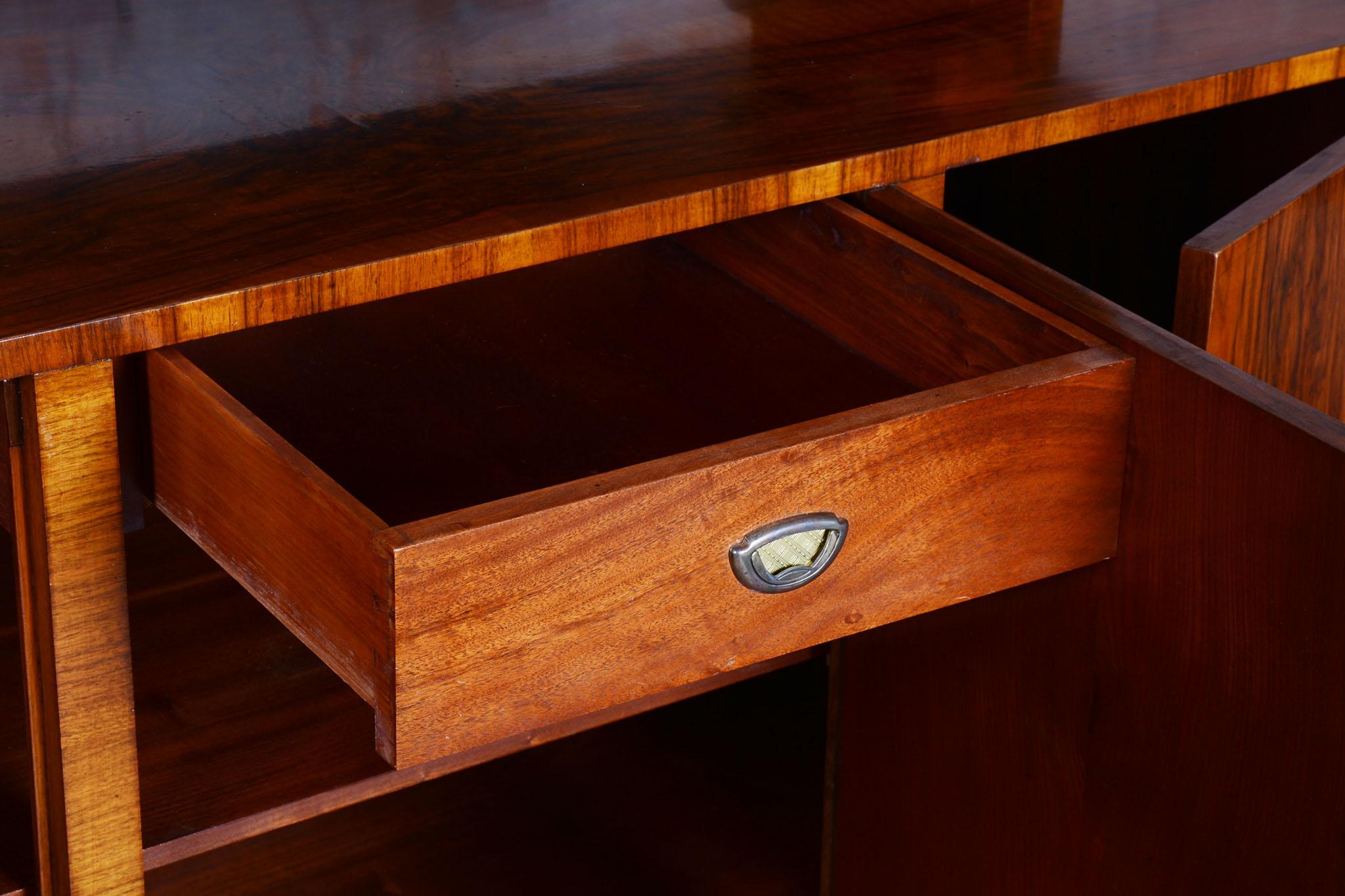 Restauriertes Art-Déco-Buffet, Nussbaum, Glas, neu restauriert, polnisch, tschechisch, 1920er Jahre im Angebot 4