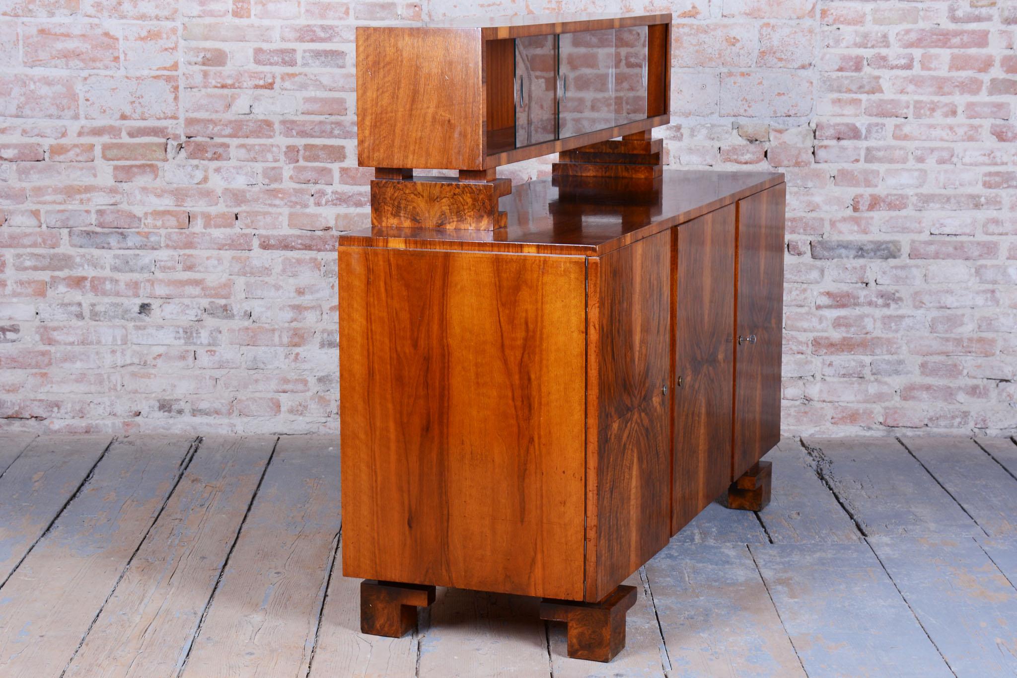 Restauriertes Art-Déco-Buffet, Nussbaum, Glas, neu restauriert, polnisch, tschechisch, 1920er Jahre im Angebot 6