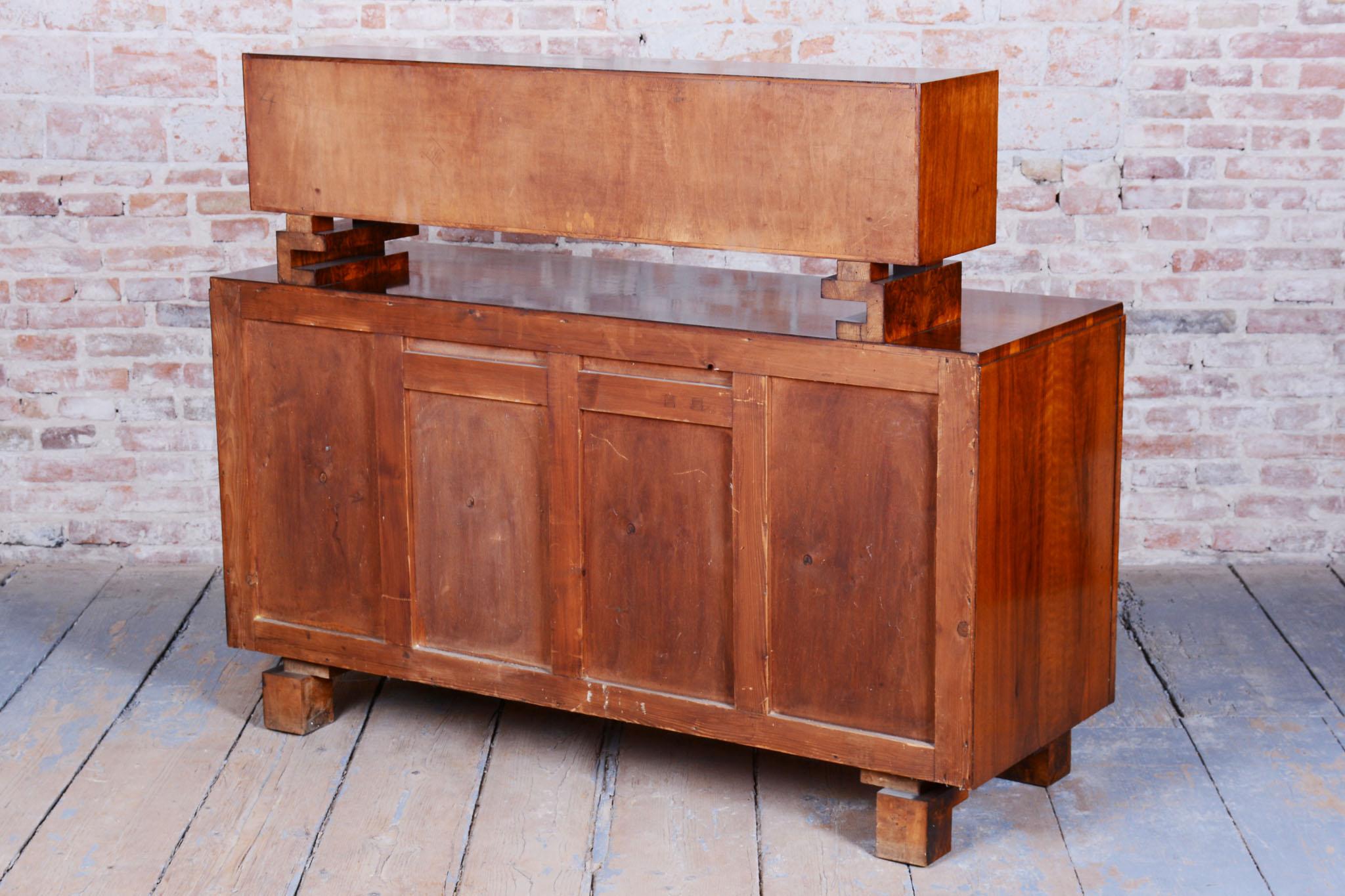 Restauriertes Art-Déco-Buffet, Nussbaum, Glas, neu restauriert, polnisch, tschechisch, 1920er Jahre im Angebot 7