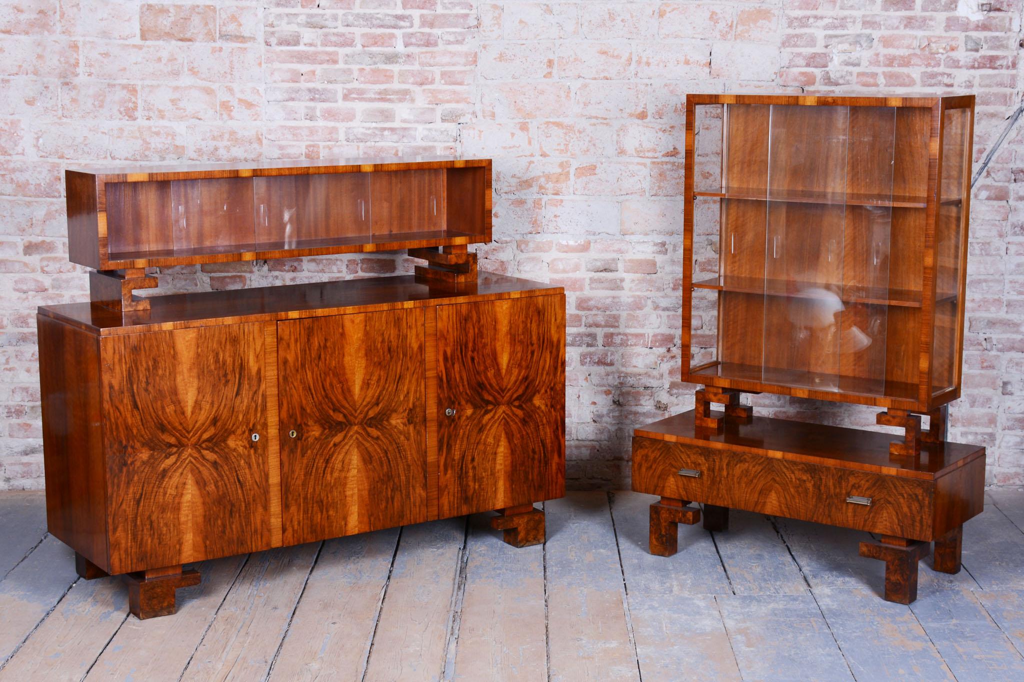 Restauriertes Art-Déco-Buffet, Nussbaum, Glas, neu restauriert, polnisch, tschechisch, 1920er Jahre im Angebot 8