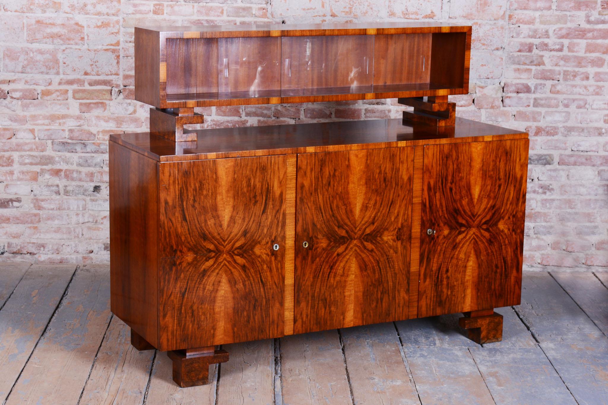 Restauriertes Art-Déco-Buffet, Nussbaum, Glas, neu restauriert, polnisch, tschechisch, 1920er Jahre (Art déco) im Angebot