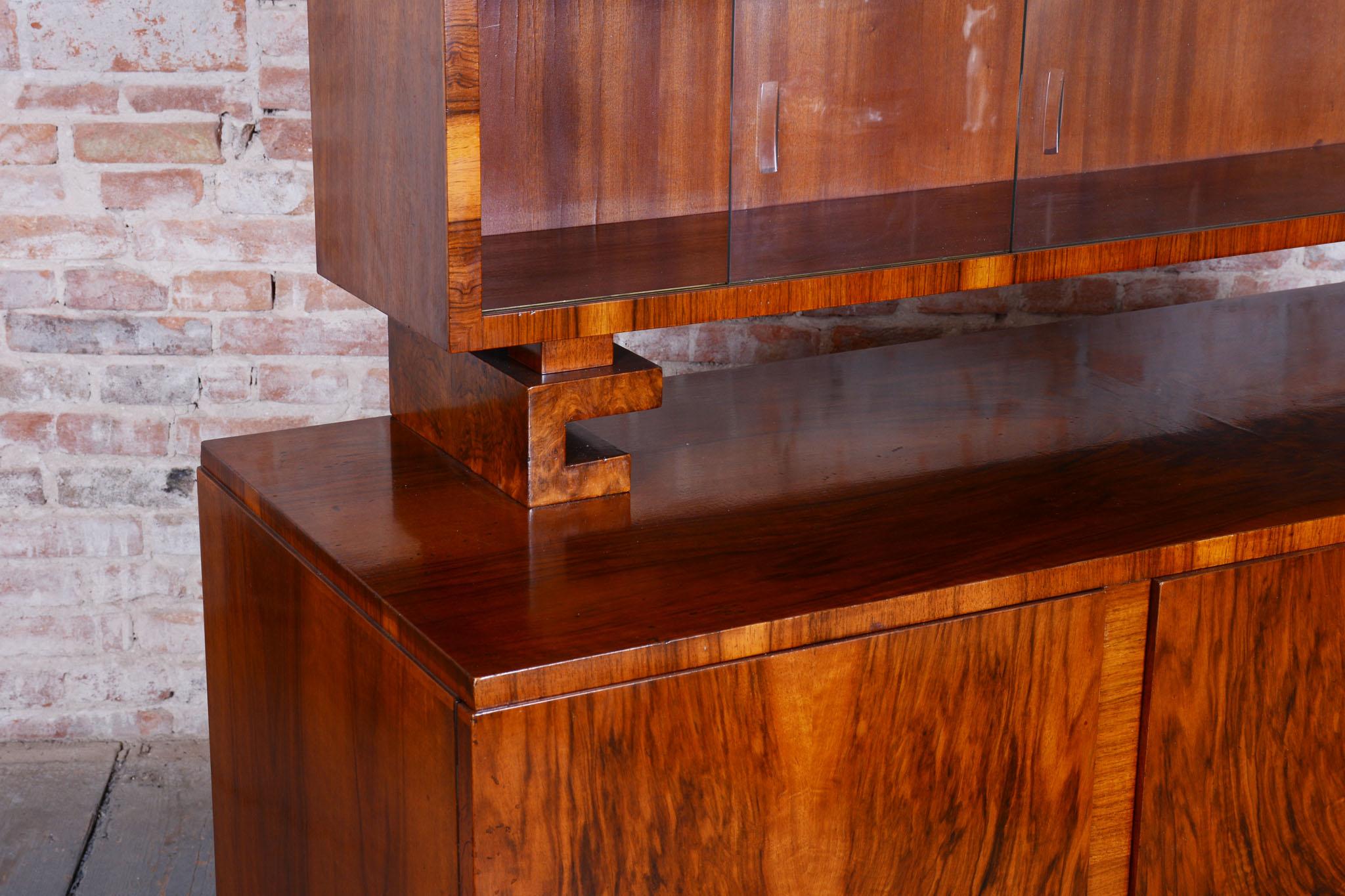 Restauriertes Art-Déco-Buffet, Nussbaum, Glas, neu restauriert, polnisch, tschechisch, 1920er Jahre (Tschechisch) im Angebot
