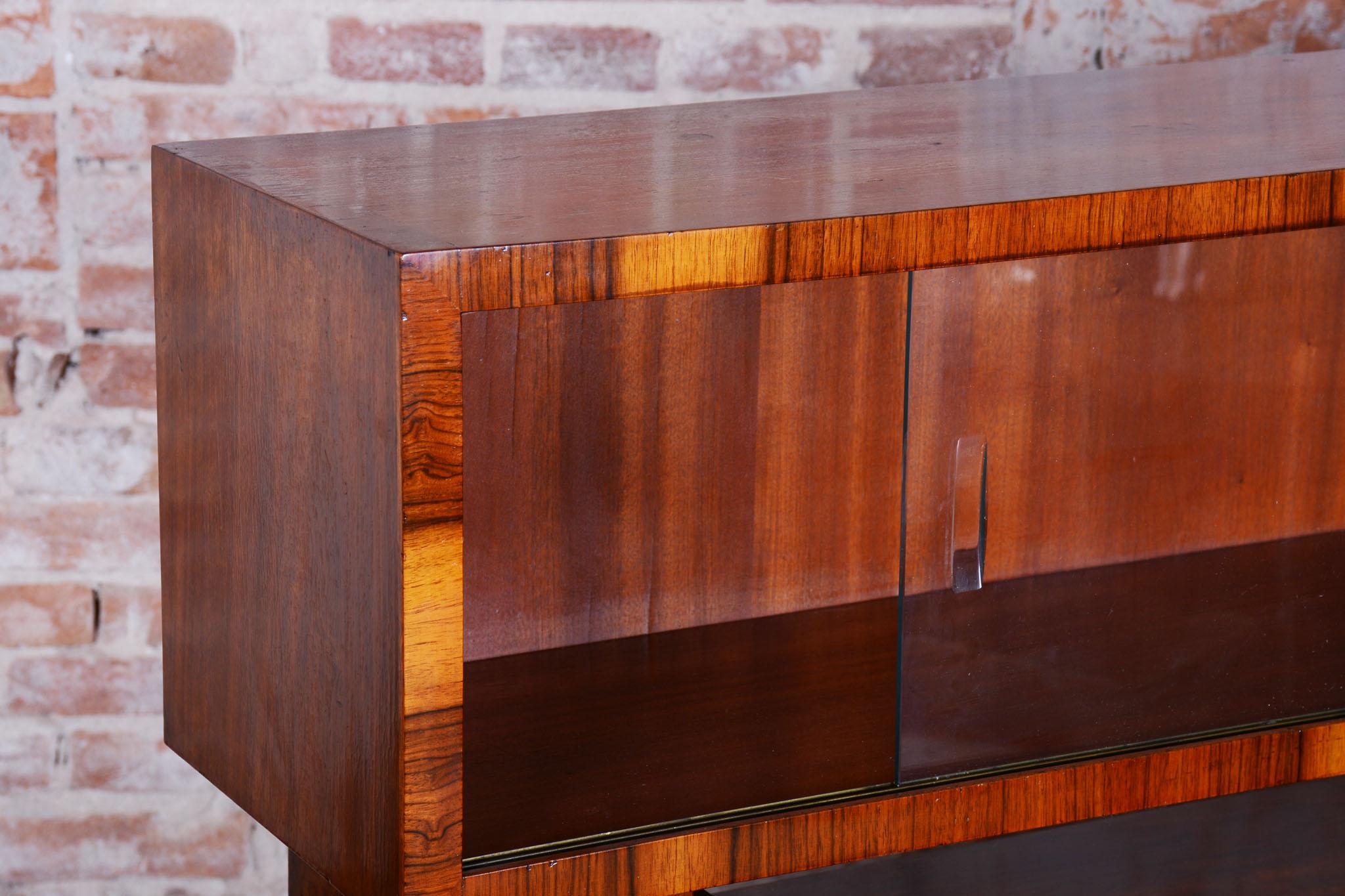 Restauriertes Art-Déco-Buffet, Nussbaum, Glas, neu restauriert, polnisch, tschechisch, 1920er Jahre im Zustand „Gut“ im Angebot in Brandys nad Labem, Středočeský kraj