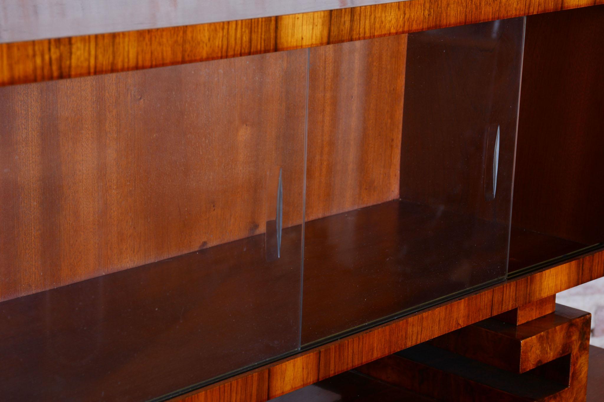 Restauriertes Art-Déco-Buffet, Nussbaum, Glas, neu restauriert, polnisch, tschechisch, 1920er Jahre (Frühes 20. Jahrhundert) im Angebot