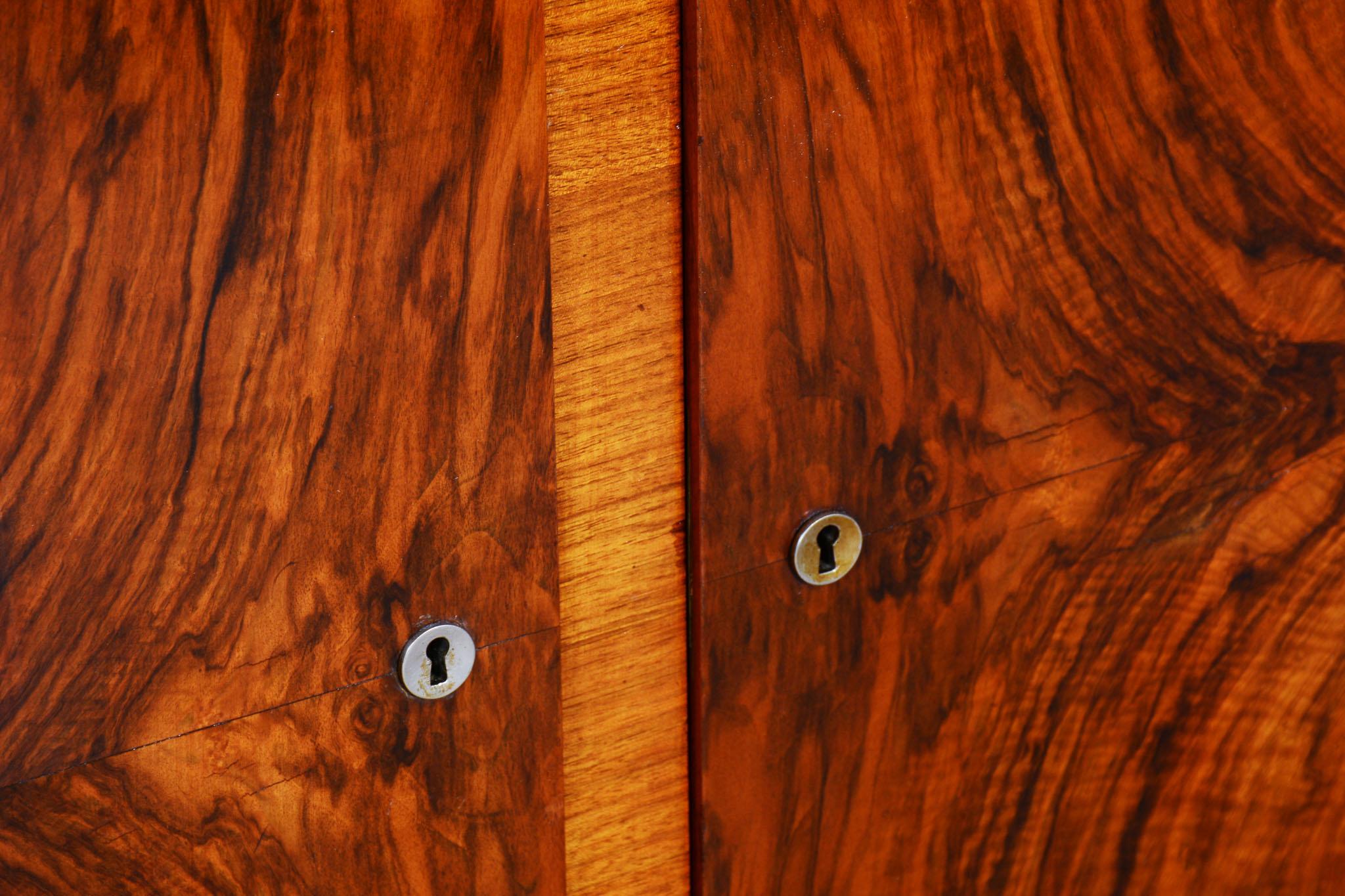 Restauriertes Art-Déco-Buffet, Nussbaum, Glas, neu restauriert, polnisch, tschechisch, 1920er Jahre (Holz) im Angebot