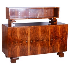Buffet Art Deco restaurato, legno di noce, vetro, polacco restaurato, ceco, anni '20