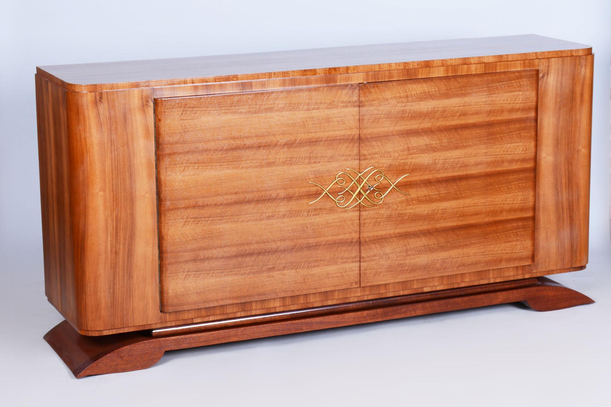Cette superbe commode Art déco est un véritable chef-d'œuvre du design français. L'extérieur est plaqué en noyer, rehaussé d'une nouvelle couche de vernis qui met en valeur le riche grain du bois. L'intérieur, réalisé en érable, a été conservé dans