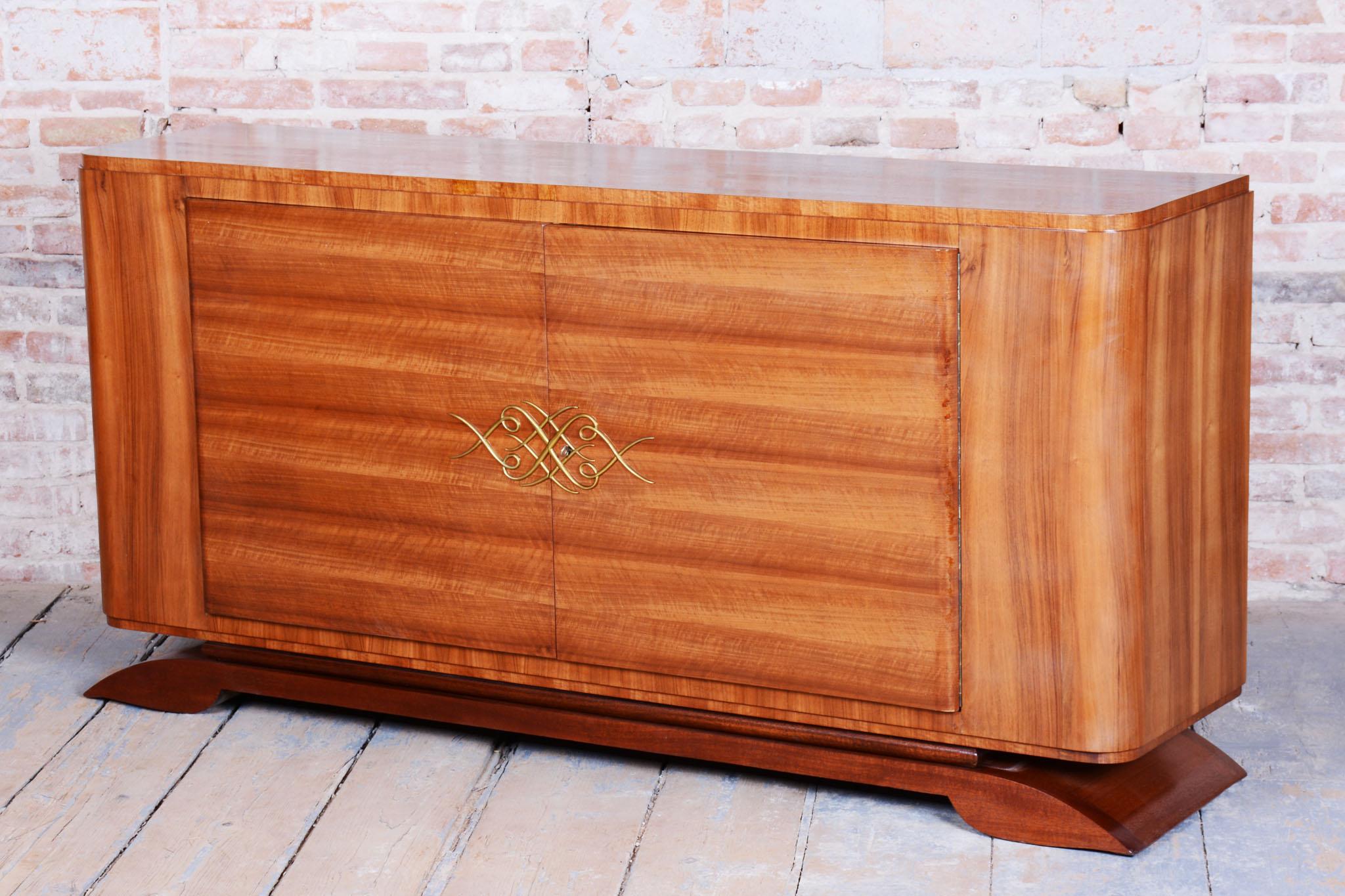 Début du 20ème siècle Buffet Art Déco restauré, noyer, acajou, poli Revive,  France, années 1920 en vente