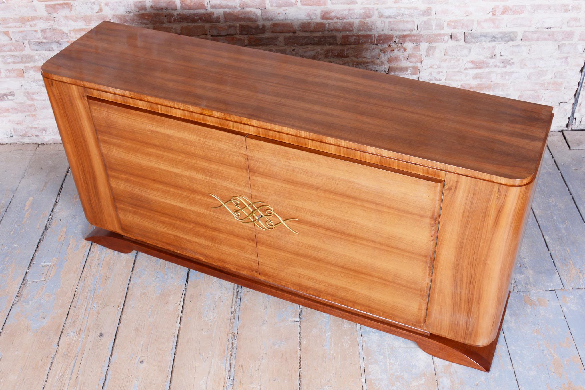 Bois Buffet Art Déco restauré, noyer, acajou, poli Revive,  France, années 1920 en vente