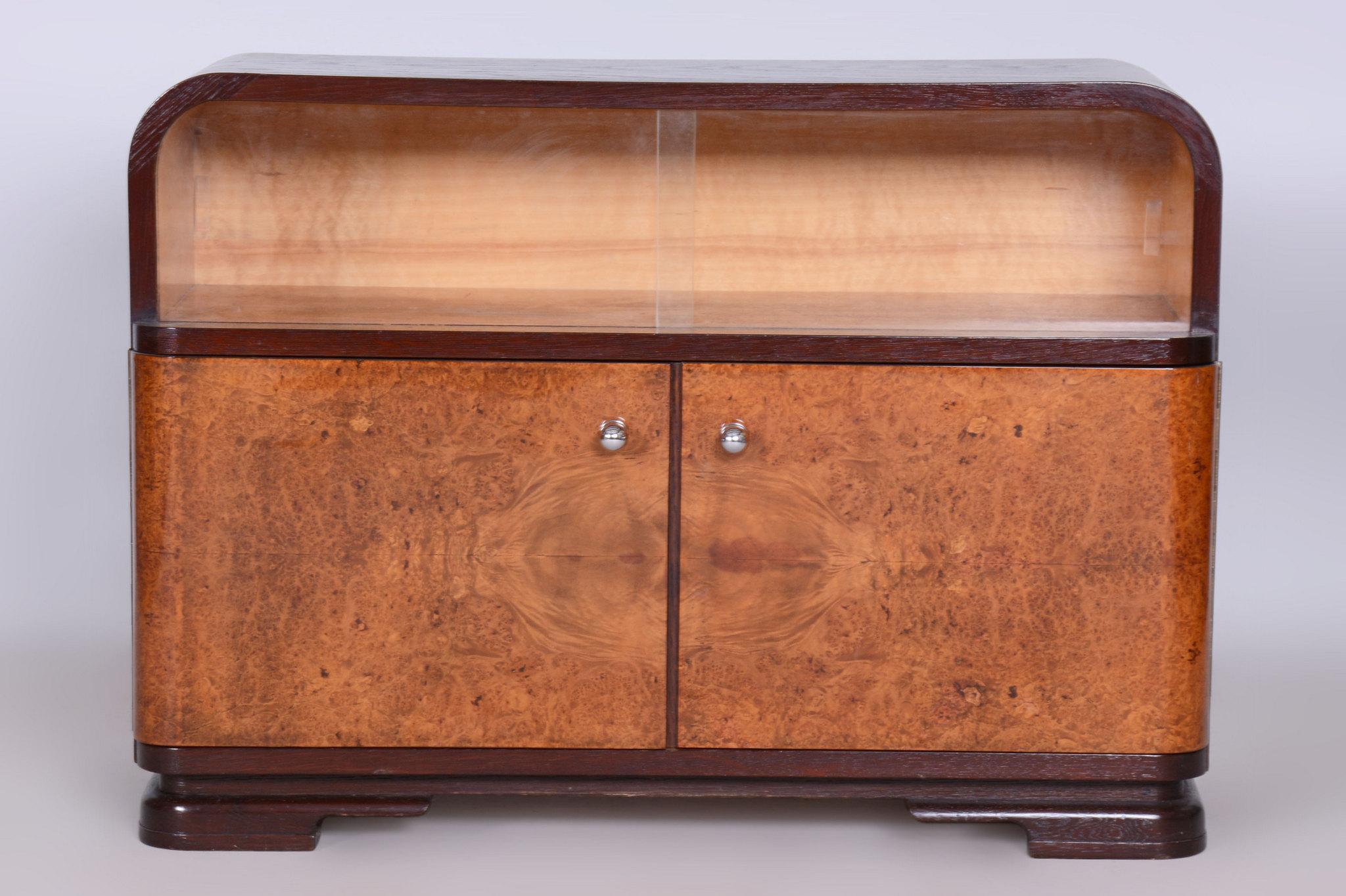 Restored Art Deco Cabinet, Oak, Maple and Glass, Polished, Czech, 1930s In Good Condition For Sale In Brandys nad Labem, Středočeský kraj