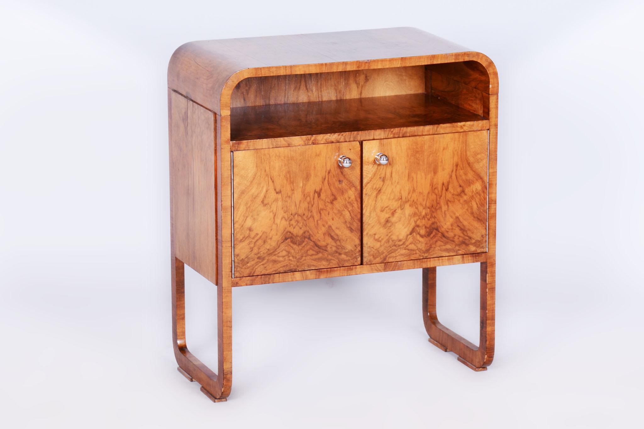 This elegant Art Deco cabinet comes from Czechoslovakia from the early 20th century. Made of blockboard veneered with walnut, it impresses with its timeless design and precise craftsmanship.

The cabinet has undergone careful restoration, during