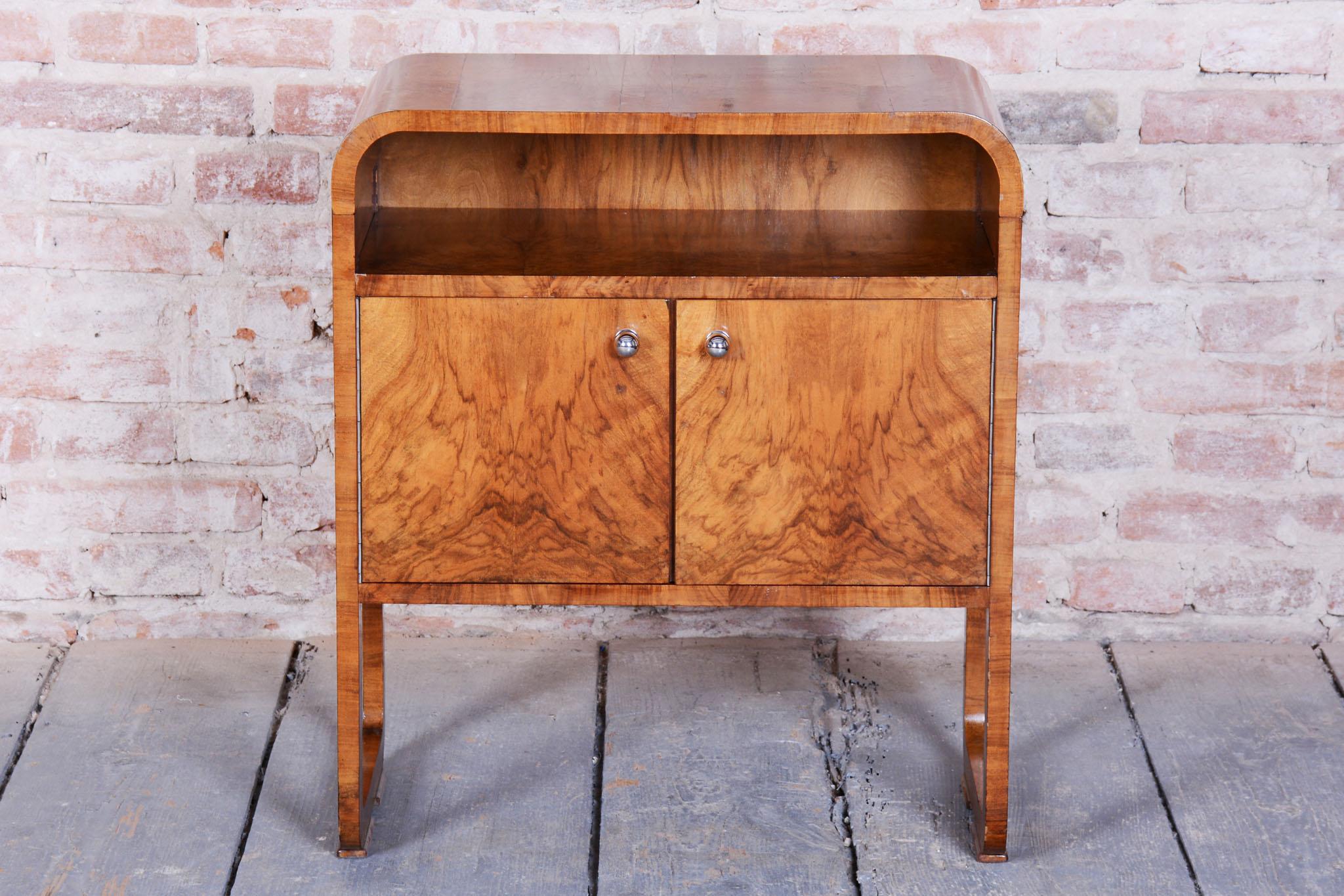 Restored Art Deco Cabinet, Walnut, Veneer, Revived Polish, Czech, 1920s In Good Condition For Sale In Brandys nad Labem, Středočeský kraj