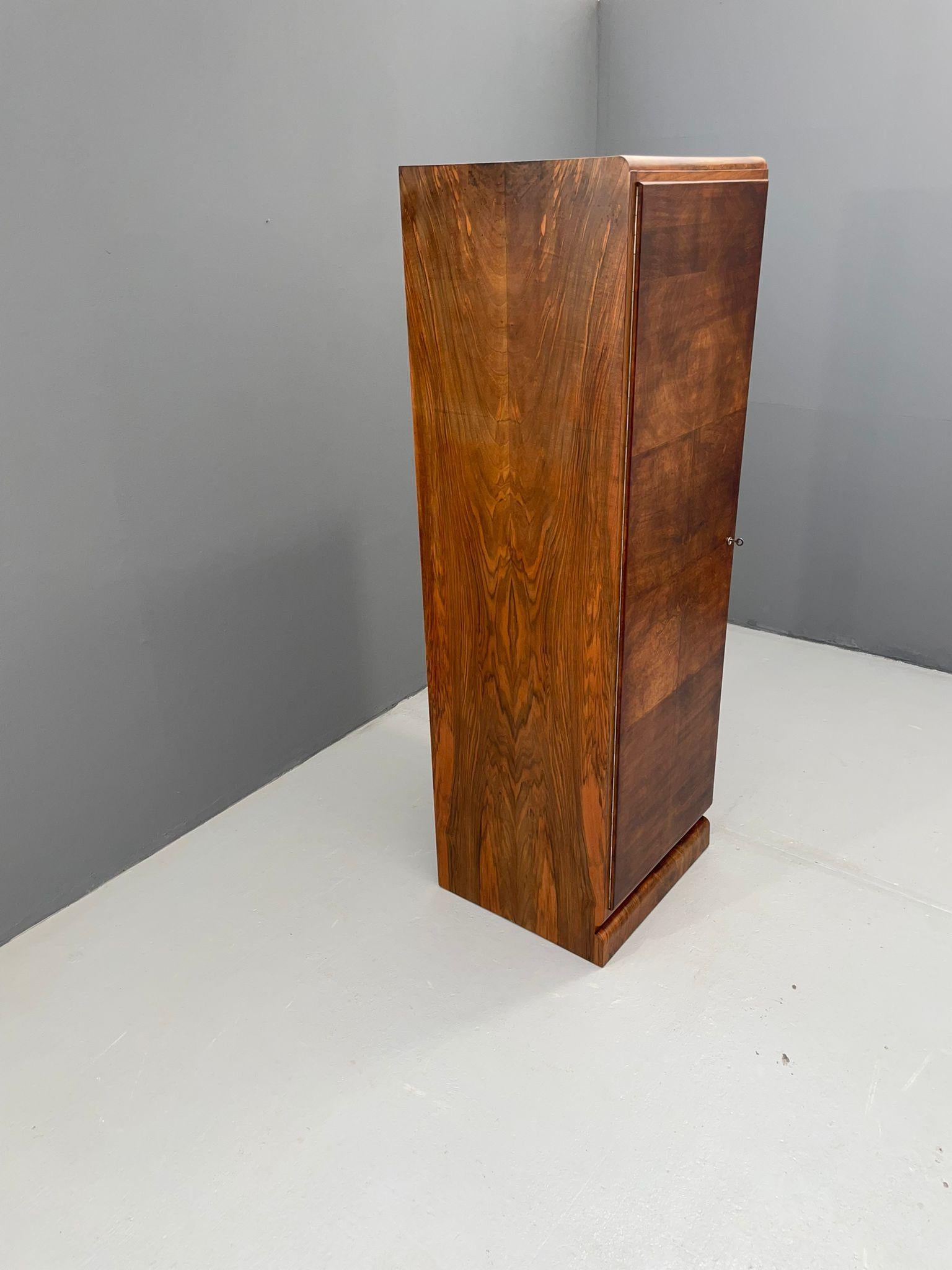 Mobile Art Deco restaurato con ripiani, impiallacciato in noce, Cecoslovacchia, anni '30 in vendita 2