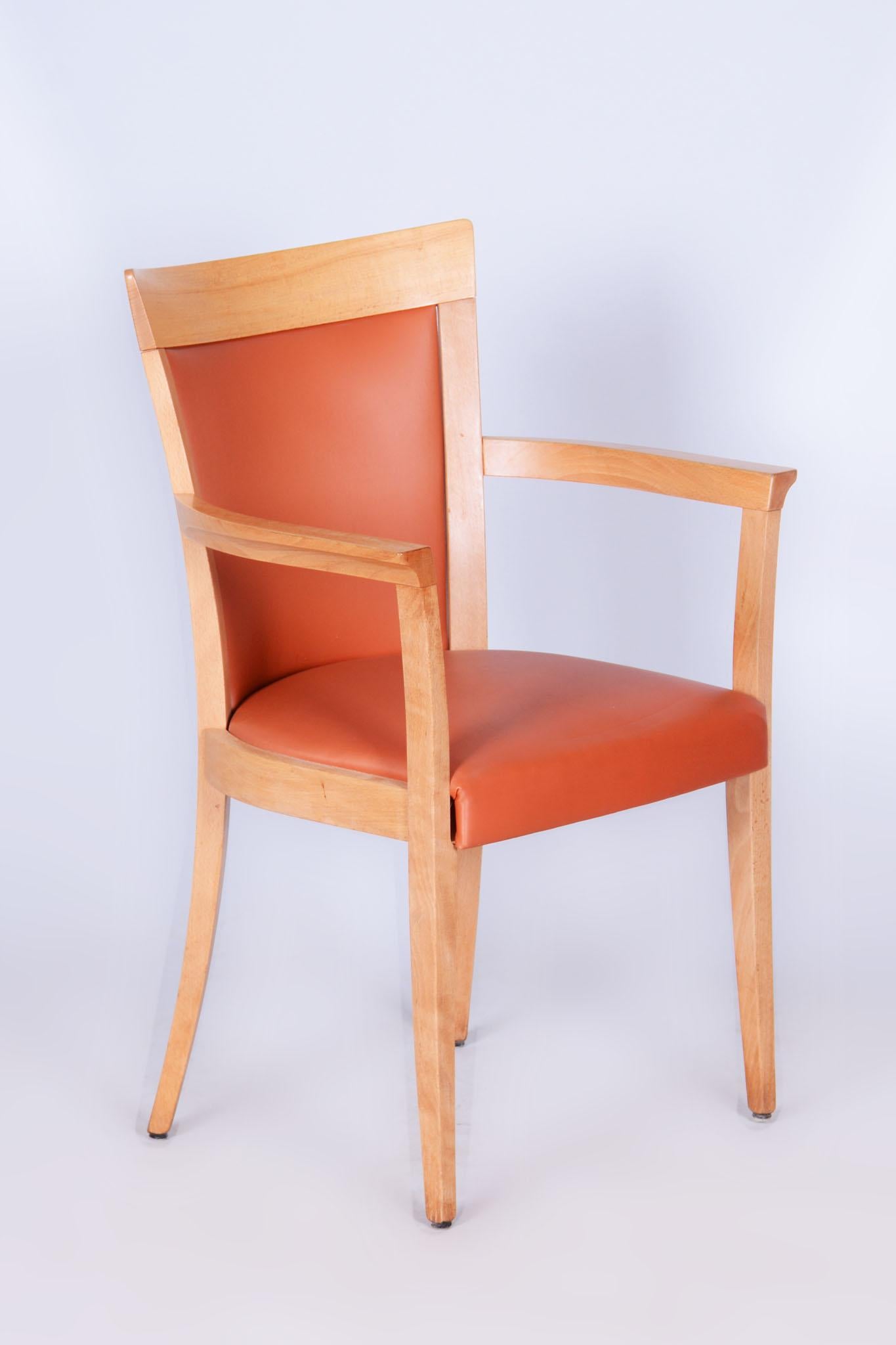 Este elegante sillón, diseñado en estilo Art Déco pero originario de la época de mediados de siglo (segunda mitad del siglo XX), es de madera de haya y está tapizado en piel artificial.

El sillón se ha sometido a una cuidadosa restauración y se ha