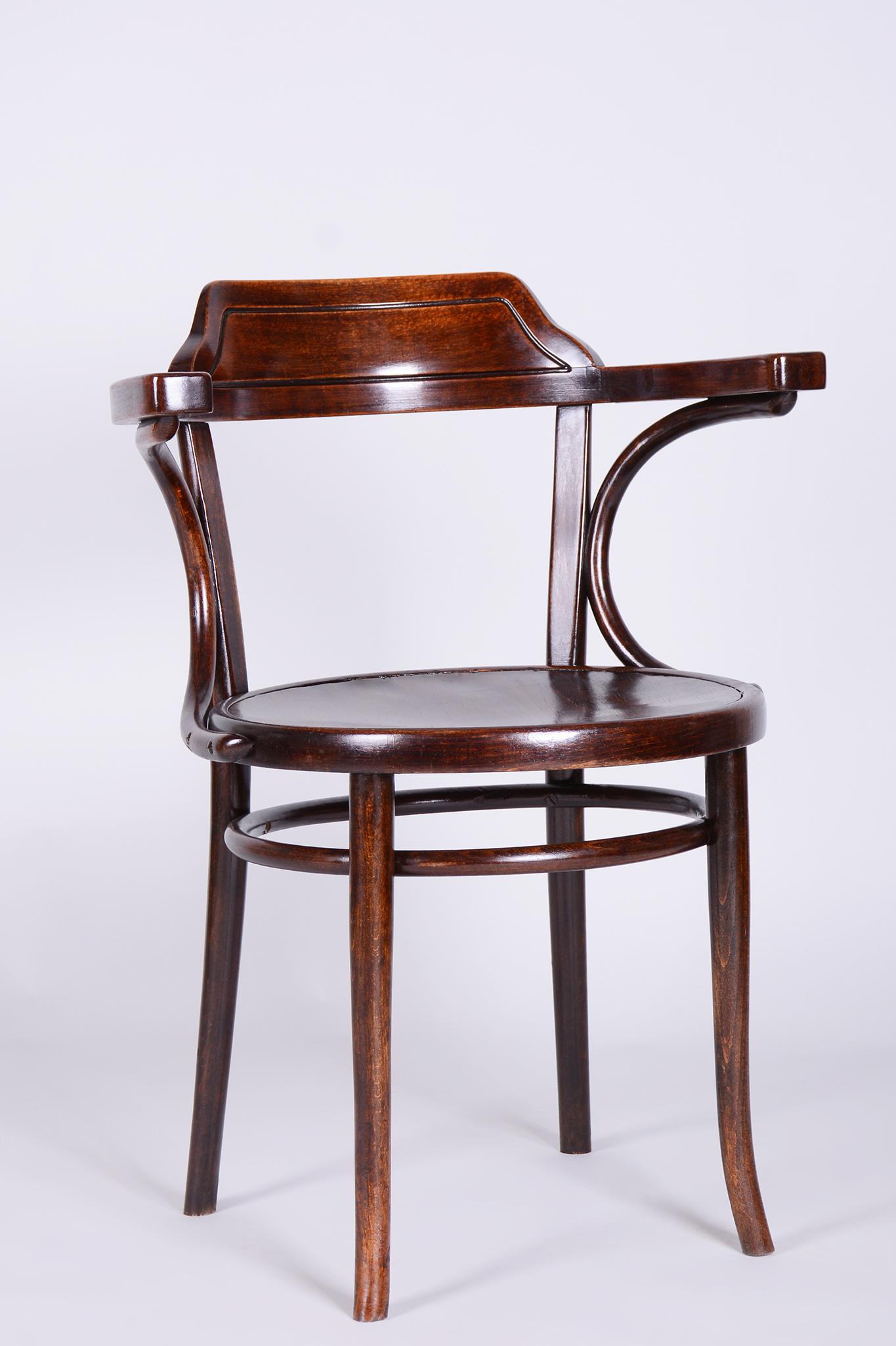 Cet élégant fauteuil Art déco provient de Tchécoslovaquie et date de la première moitié du XXe siècle. Il a été fabriqué par la célèbre entreprise Fischel et est fait de bois de hêtre courbé et de contreplaqué de hêtre.

Le fauteuil a fait l'objet