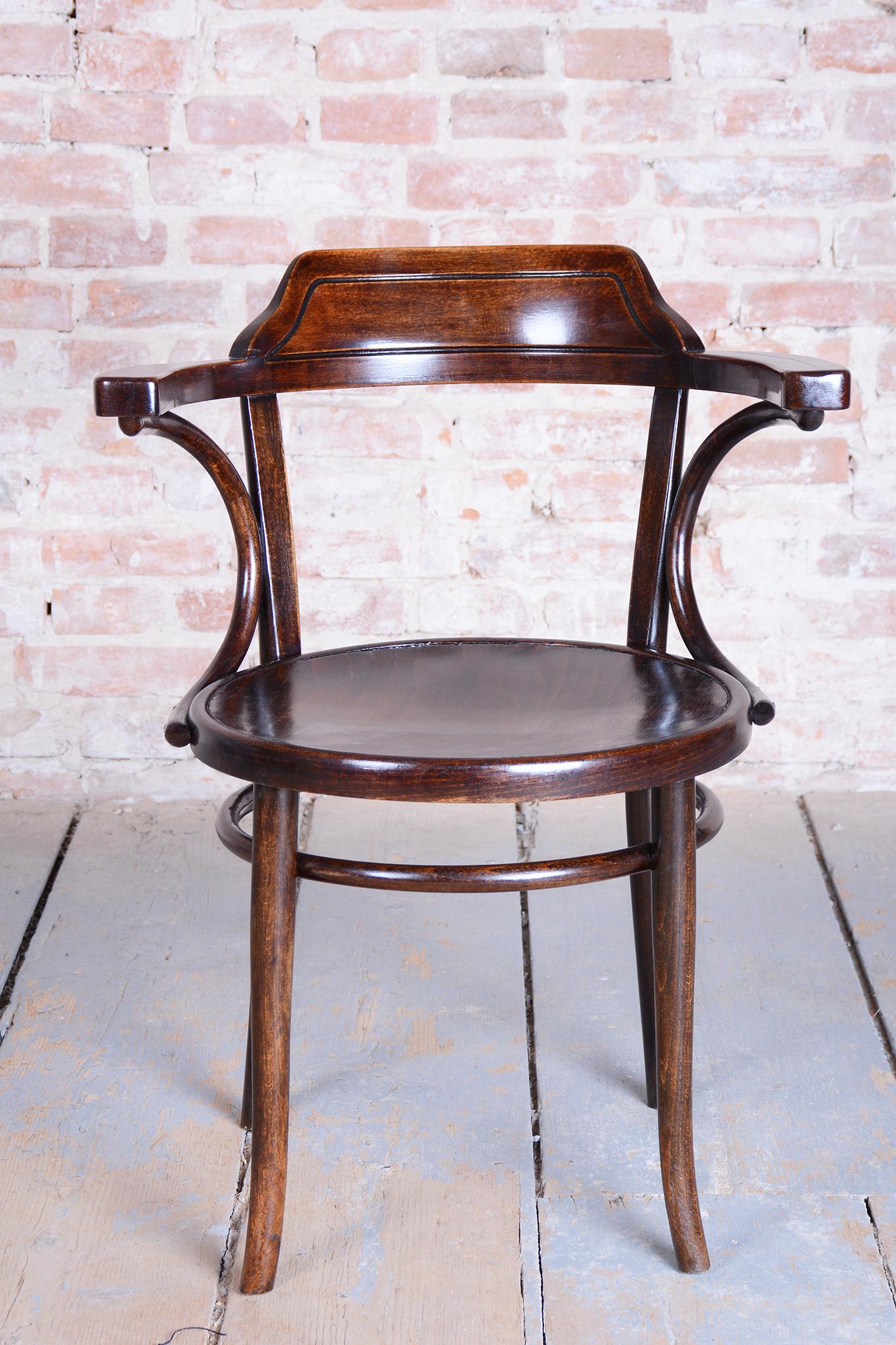 Tchèque Chaise Art déco restaurée, bois de hêtre, polonaise revisitée, tchèque, années 1920 en vente