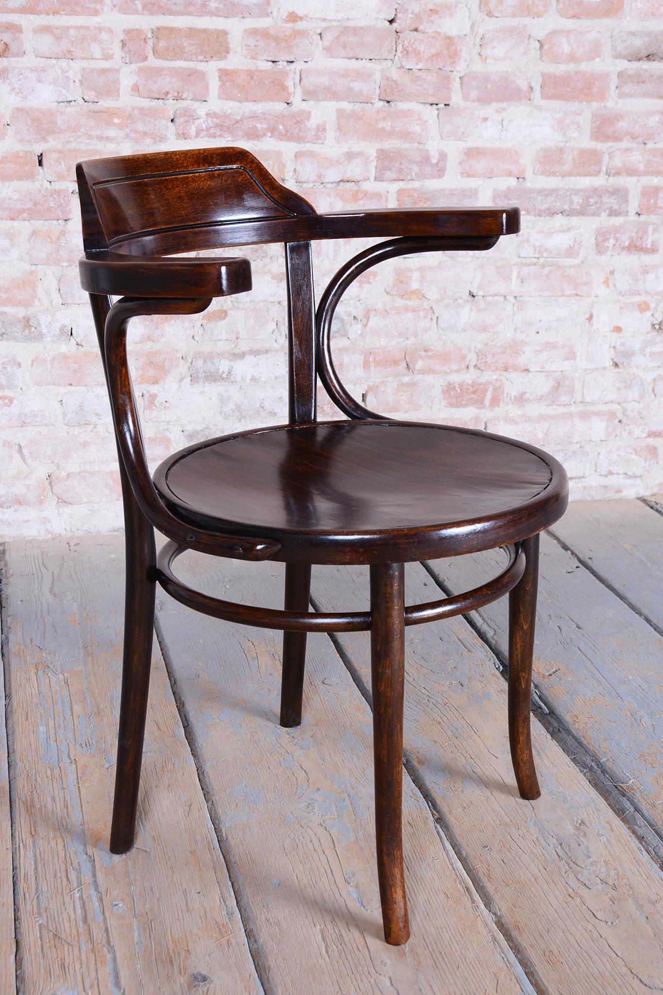 Début du 20ème siècle Chaise Art déco restaurée, bois de hêtre, polonaise revisitée, tchèque, années 1920 en vente