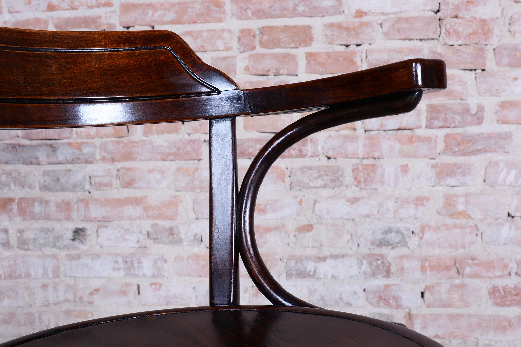 Bois Chaise Art déco restaurée, bois de hêtre, polonaise revisitée, tchèque, années 1920 en vente