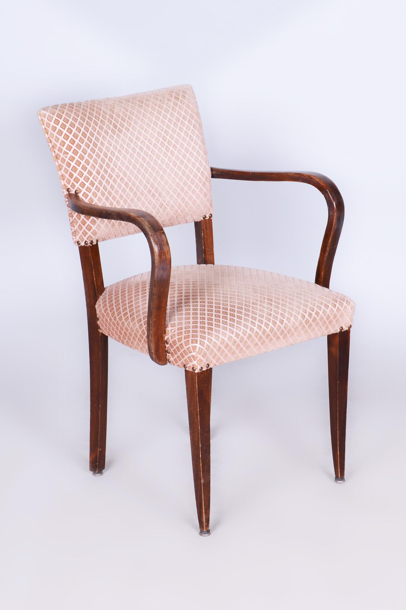 Questa elegante poltrona dei primi del Novecento è un capolavoro del design Art Déco, attribuito al famoso designer francese Jules Leleu. La cornice è realizzata in faggio tinto, con la lucidatura originale Wood sapientemente ravvivata per esaltare