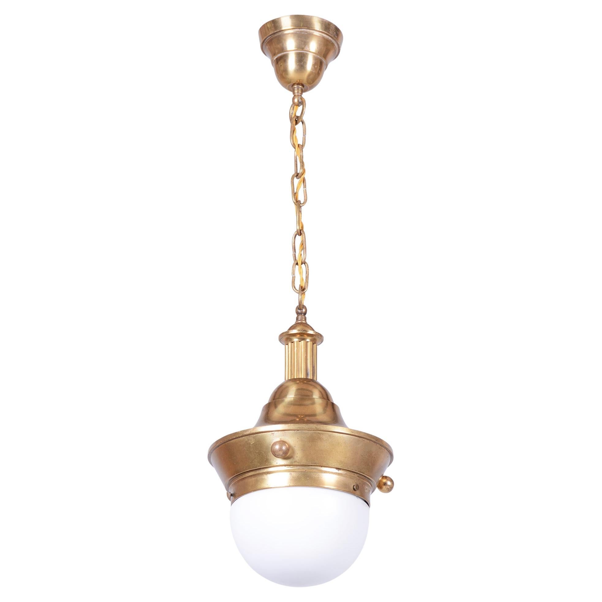 Araña Art Decó restaurada, de P. Behrens, latón, cristal de leche, Alemania, década de 1910