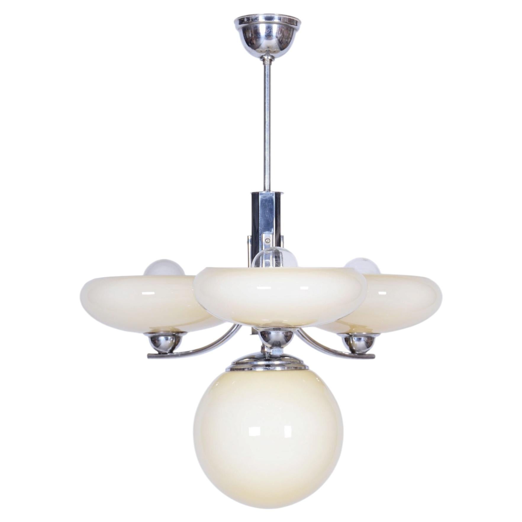 Restaurierter Art-déco-Kronleuchter, verchromter Stahl, Opalglas, tschechisch, 1920er Jahre