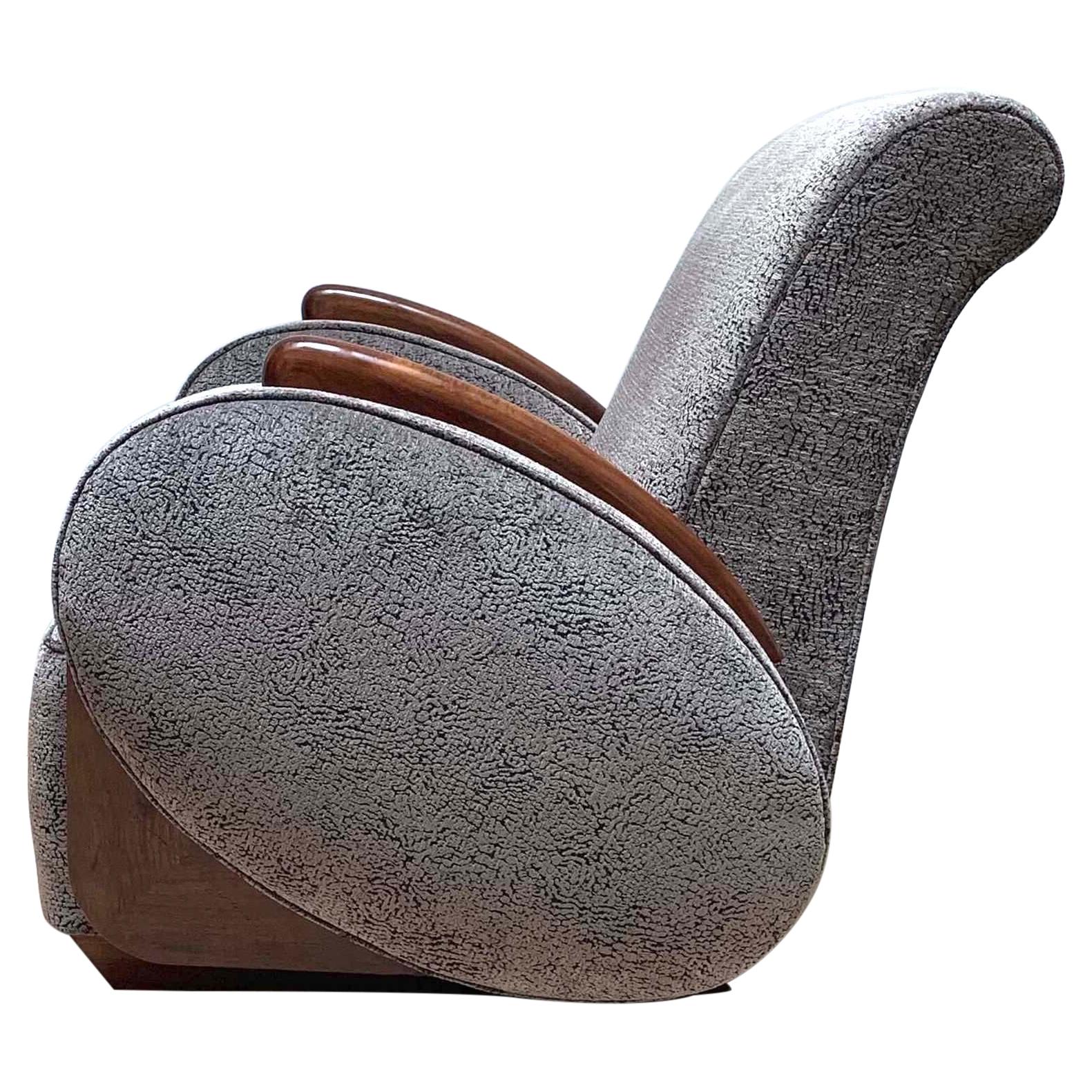 Fauteuil club d'époque Art Déco en velours gris et noyer, d'origine française, vers 1925.

Merveilleuses parties latérales ovales rembourrées et dossier incurvé. Tissu de velours gris à motifs fins.

Le bois de la partie inférieure de la façade est