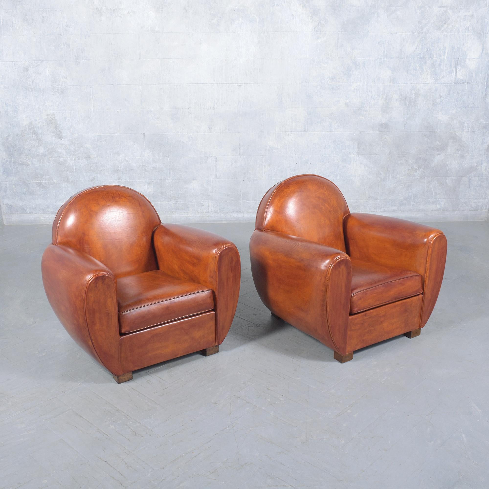 Découvrez l'allure intemporelle de nos fauteuils club Art Deco, une paire qui capture l'essence sophistiquée de l'ère French Deco des années 1960. Ces chaises ont été restaurées et teintées par notre équipe interne d'artisans professionnels, ce qui
