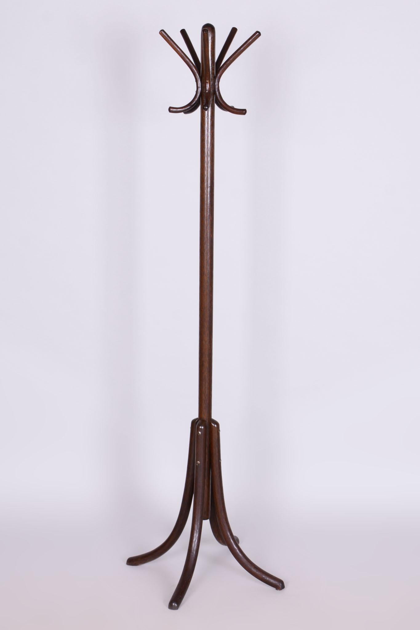Questo elegante appendiabiti degli anni '30 incarna lo stile Art Déco ed è stato realizzato in Cecoslovacchia dalla rinomata azienda Thonet di Bystřice pod Hostýnem. La sua struttura, realizzata in faggio mordenzato, garantisce un'elevata stabilità