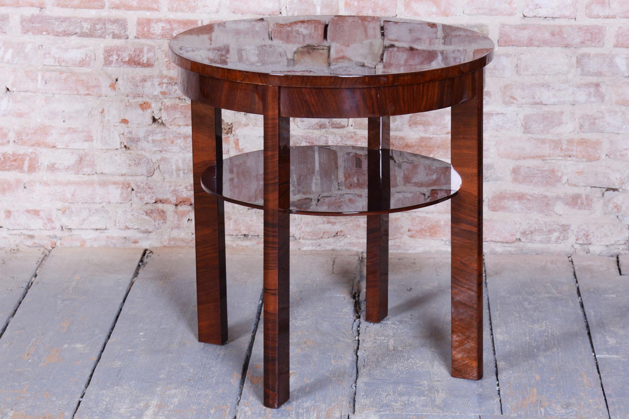 Tchèque Table basse Art déco restaurée, noyer, polonais ravivé, tchèque, années 1920 en vente