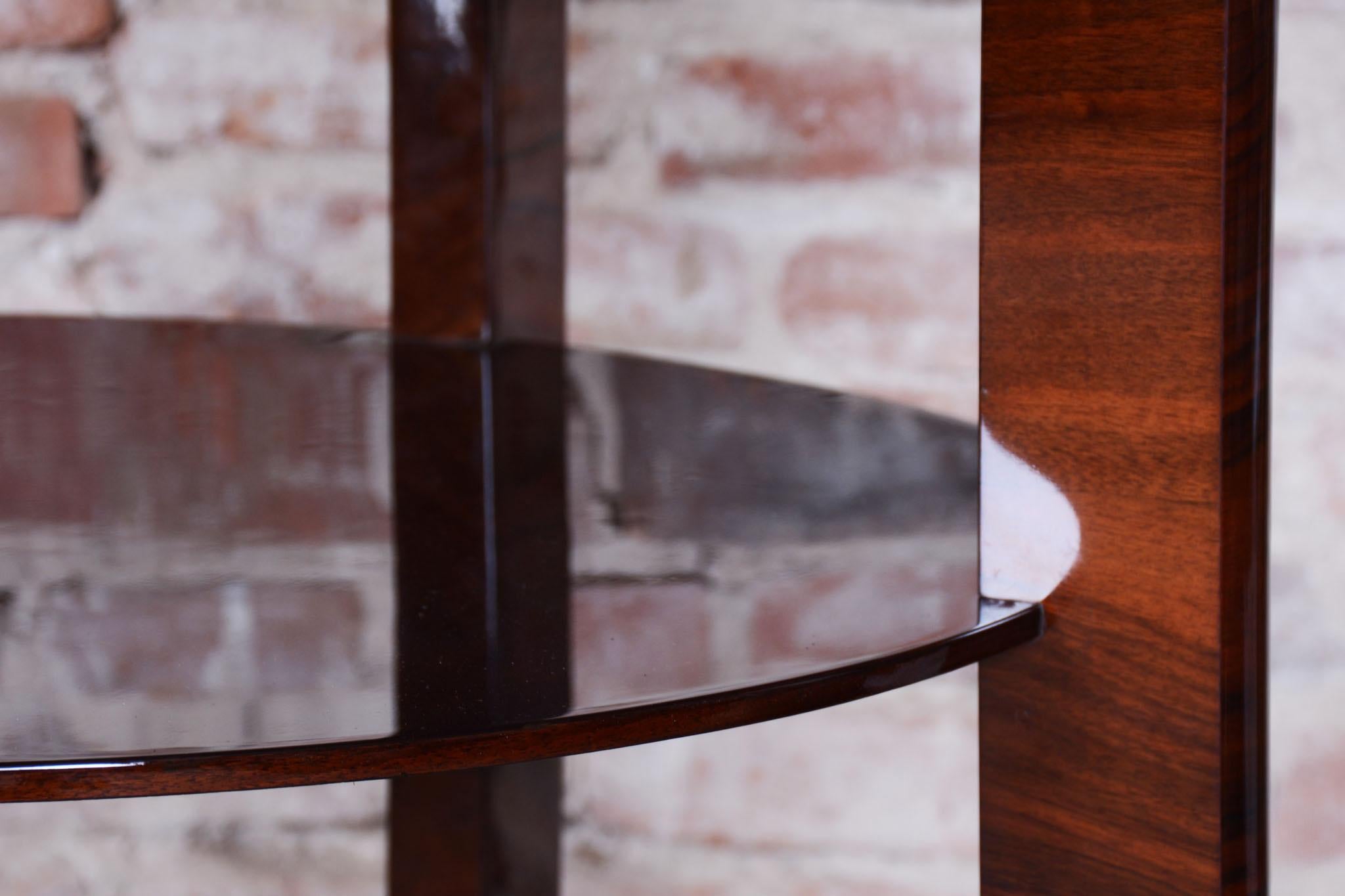 Début du 20ème siècle Table basse Art déco restaurée, noyer, polonais ravivé, tchèque, années 1920 en vente