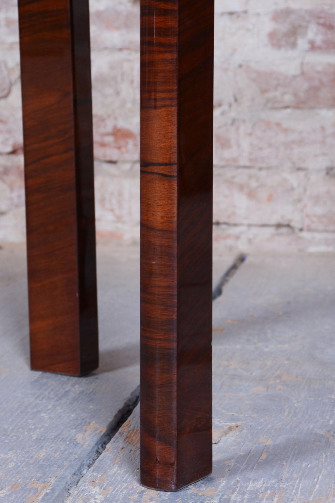 Bois Table basse Art déco restaurée, noyer, polonais ravivé, tchèque, années 1920 en vente