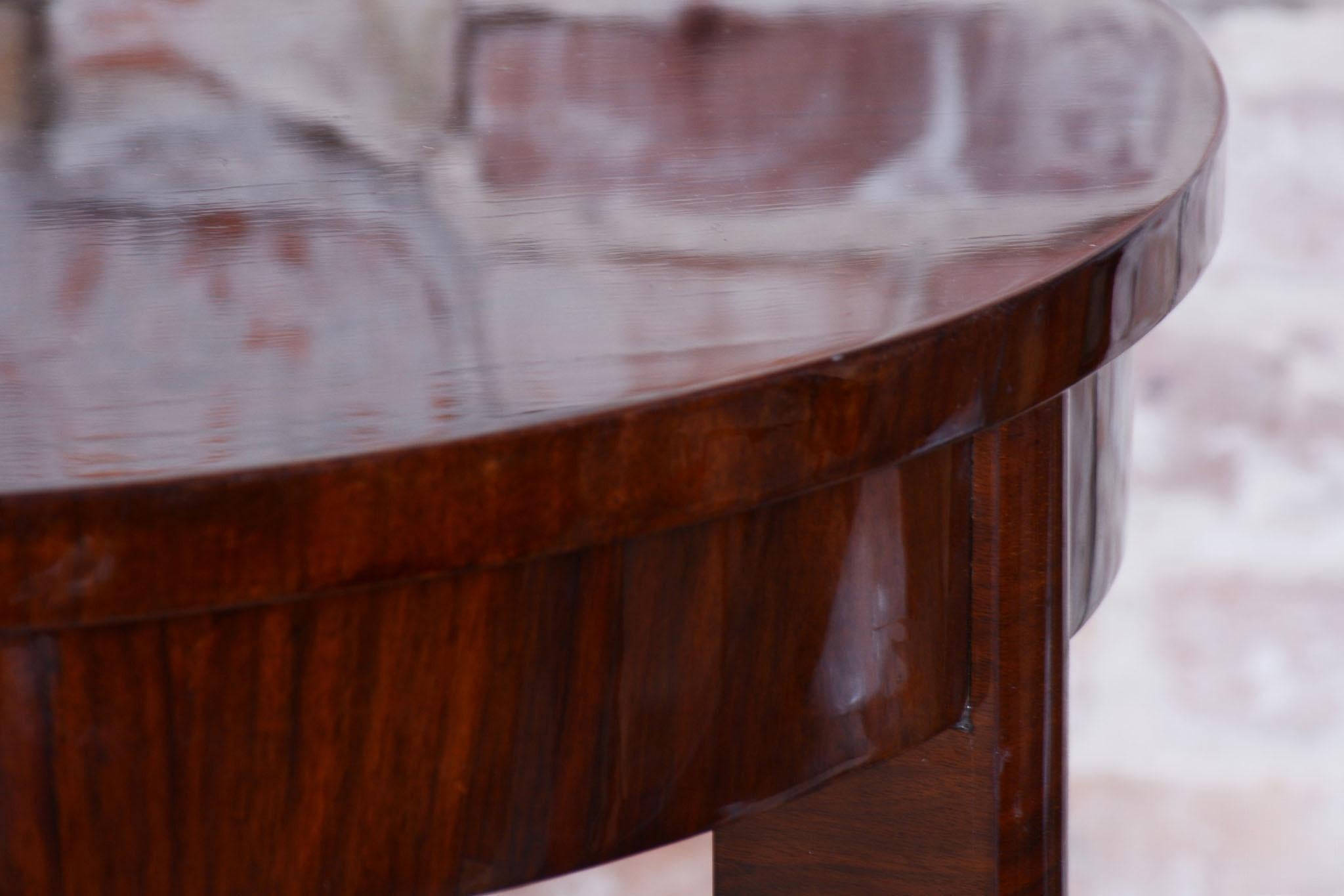 Table basse Art déco restaurée, noyer, polonais ravivé, tchèque, années 1920 en vente 1