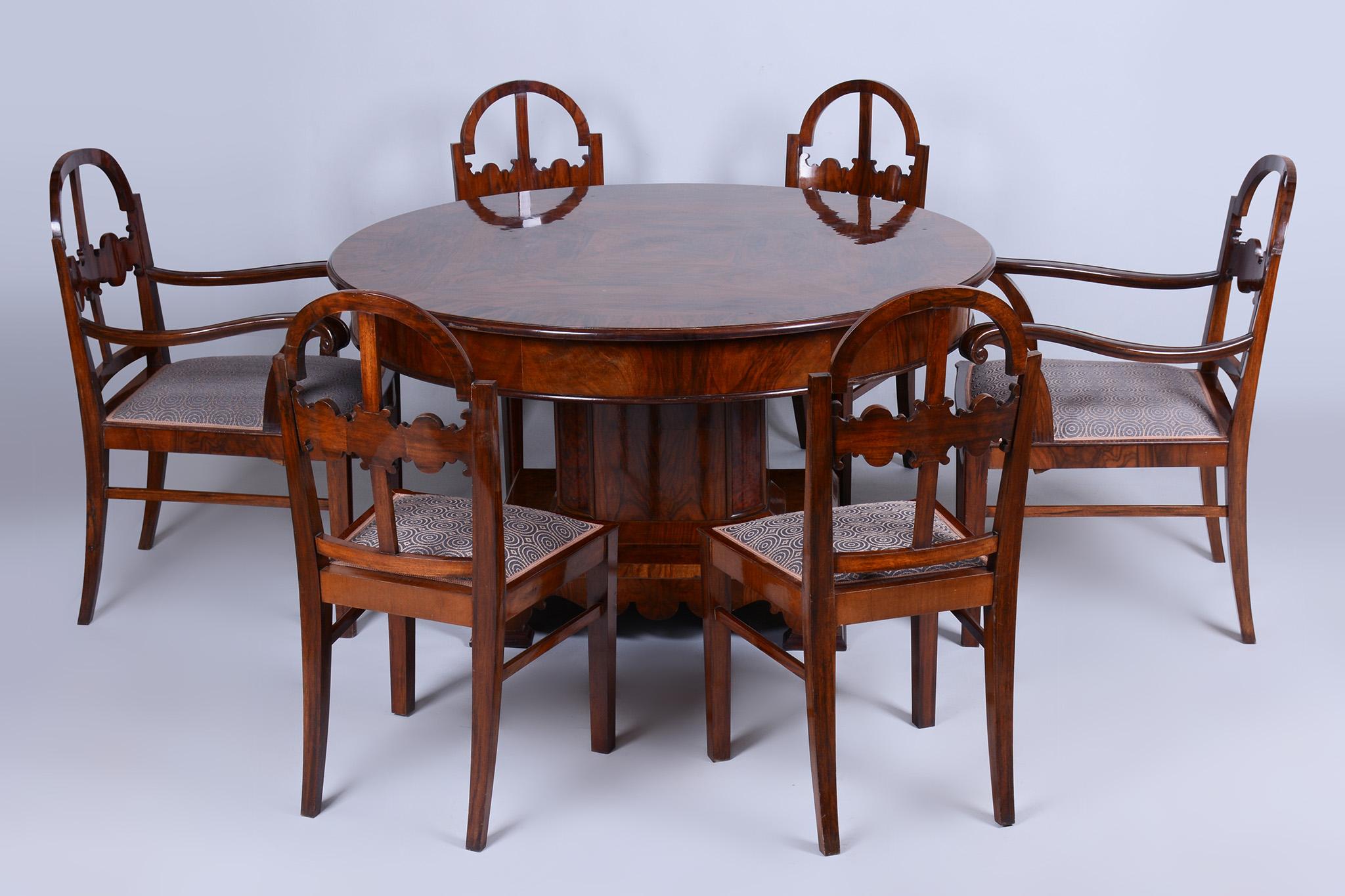 Ti presentiamo un set da pranzo in stile Art Deco britannico degli anni '20 davvero unico e magnifico, un'incarnazione del lusso e dell'eleganza senza tempo. Questo set, meticolosamente restaurato con una lucidatura a gommalacca, emana una bellezza