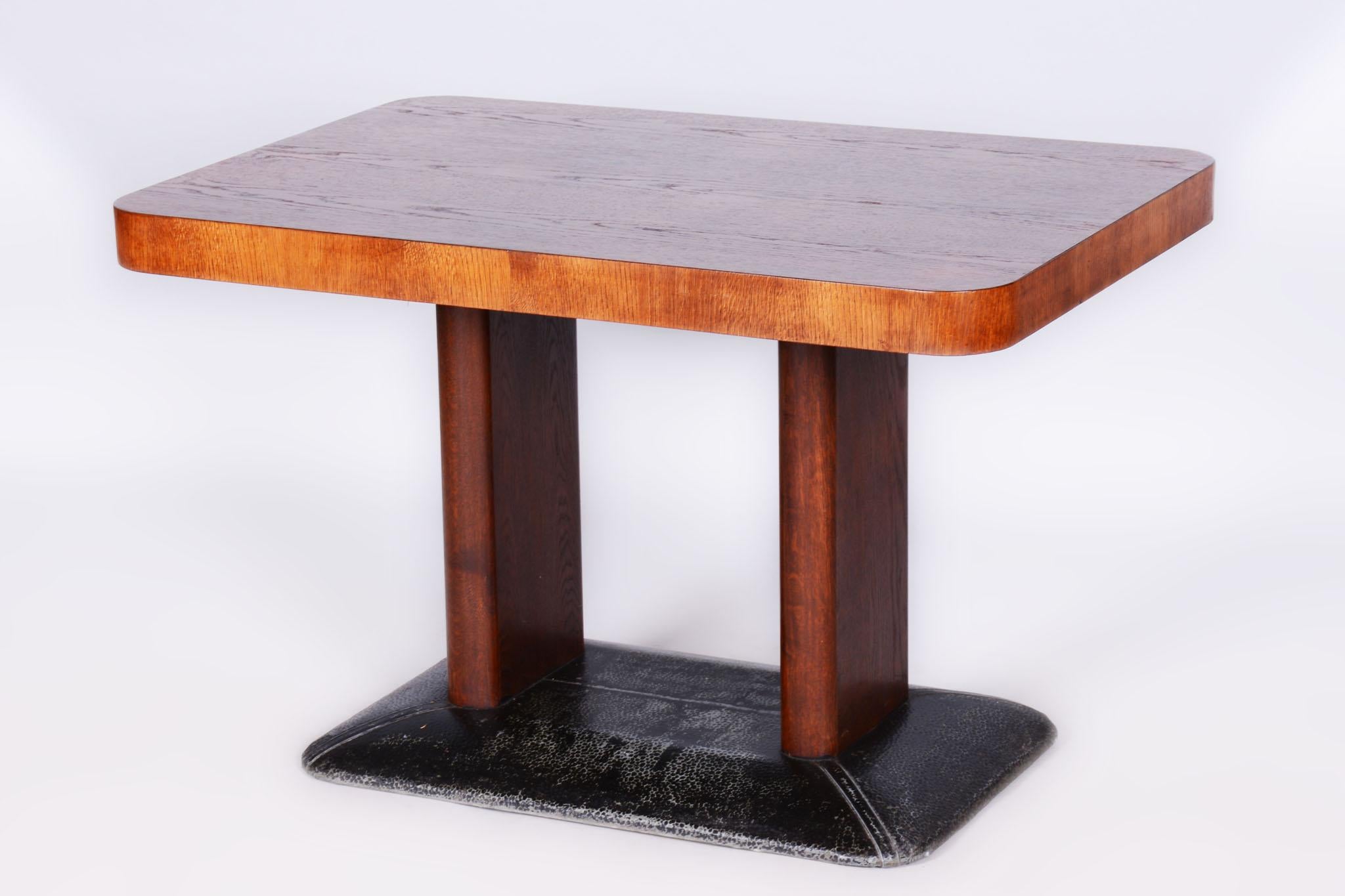 Questo elegante tavolo, progettato in stile Art Déco, proviene dalla Cecoslovacchia e risale alla prima metà del XX secolo. Realizzato con una combinazione di abete rosso, listellare di quercia, impiallacciatura di quercia e lamiera d'acciaio