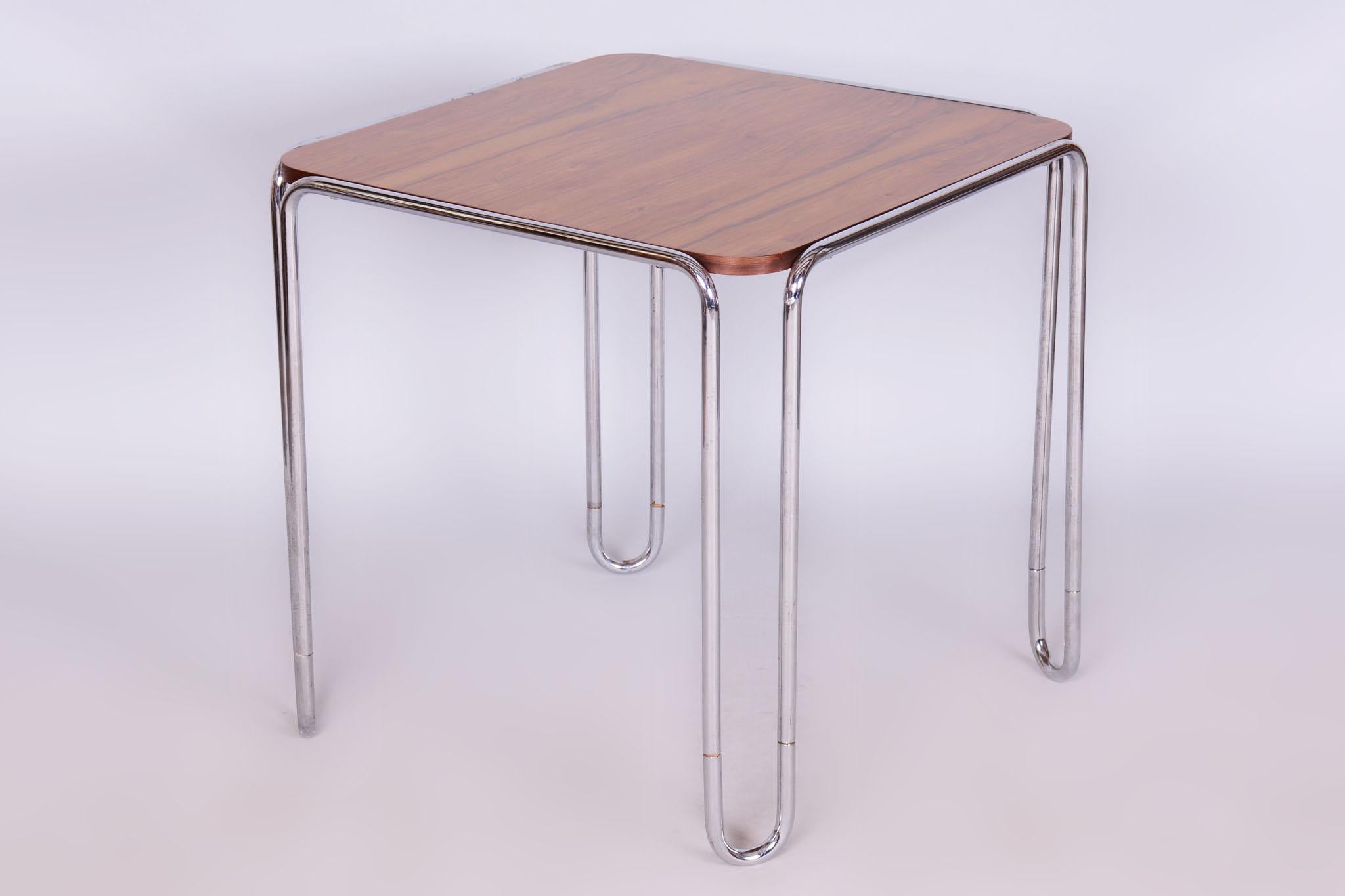 Dieser Bauhaus-Esstisch stammt aus den 1930er Jahren in Deutschland und wurde von dem berühmten Marcel Breuer für Thonet entworfen. Der Tisch verfügt über ein Gestell aus verchromtem Stahlrohr, das durch Holz mit Walnussfurnier ergänzt wird, was