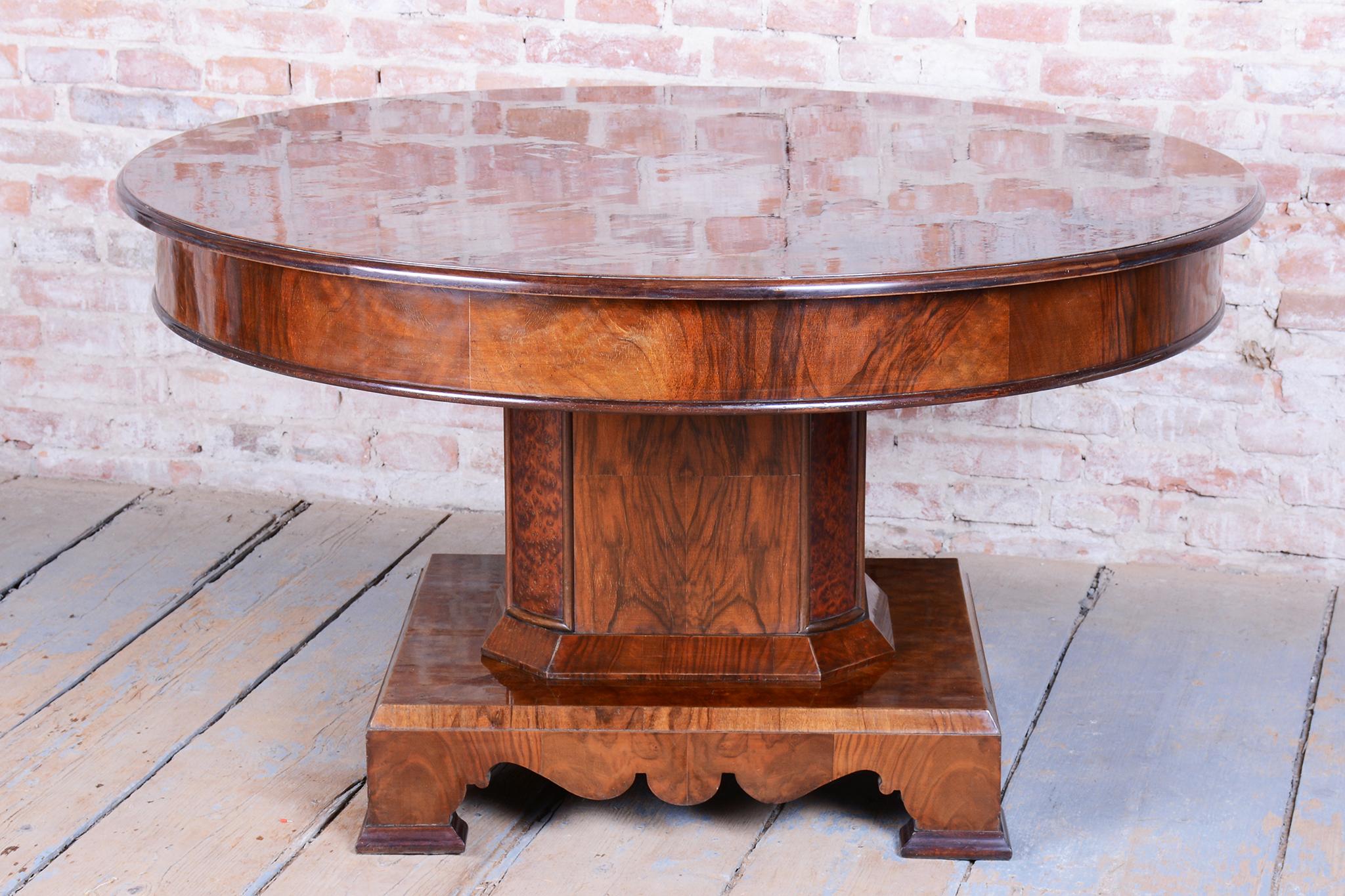 Restored Art Deco Dining Table, Walnut, Repolished, Czech, 1920s In Good Condition For Sale In Brandys nad Labem, Středočeský kraj