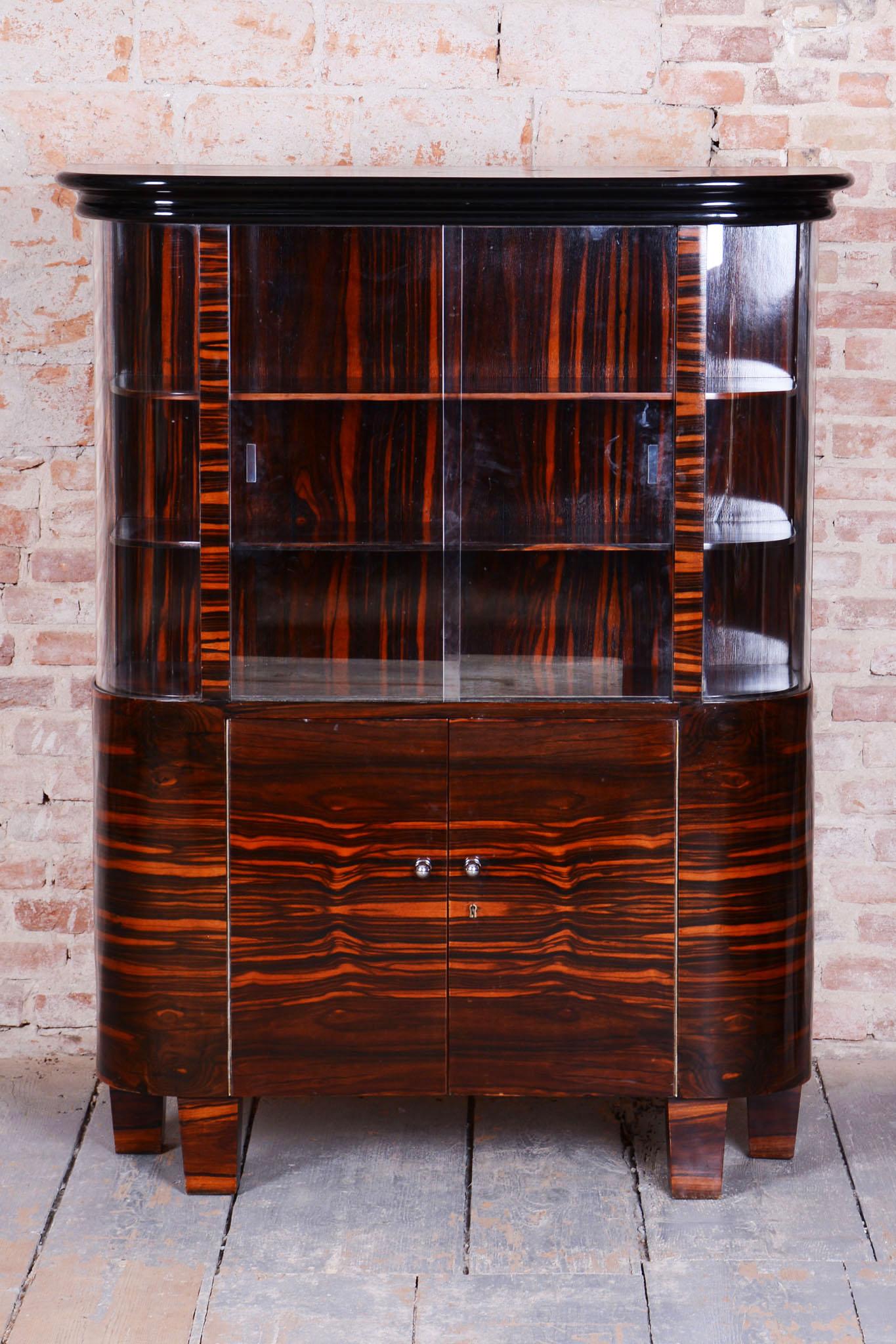 Restored Art Deco Display Cabinet , Macassar and Glass, Polished, Frace, 1920s In Good Condition In Brandys nad Labem, Středočeský kraj