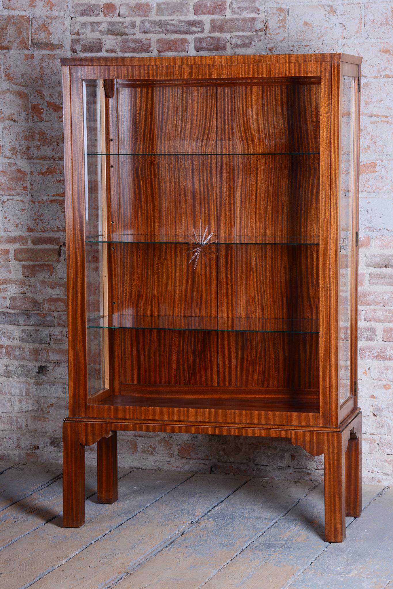 Vitrina Art Decó restaurada, caoba y cristal, pulida, checa, años 30 Vidrio en venta