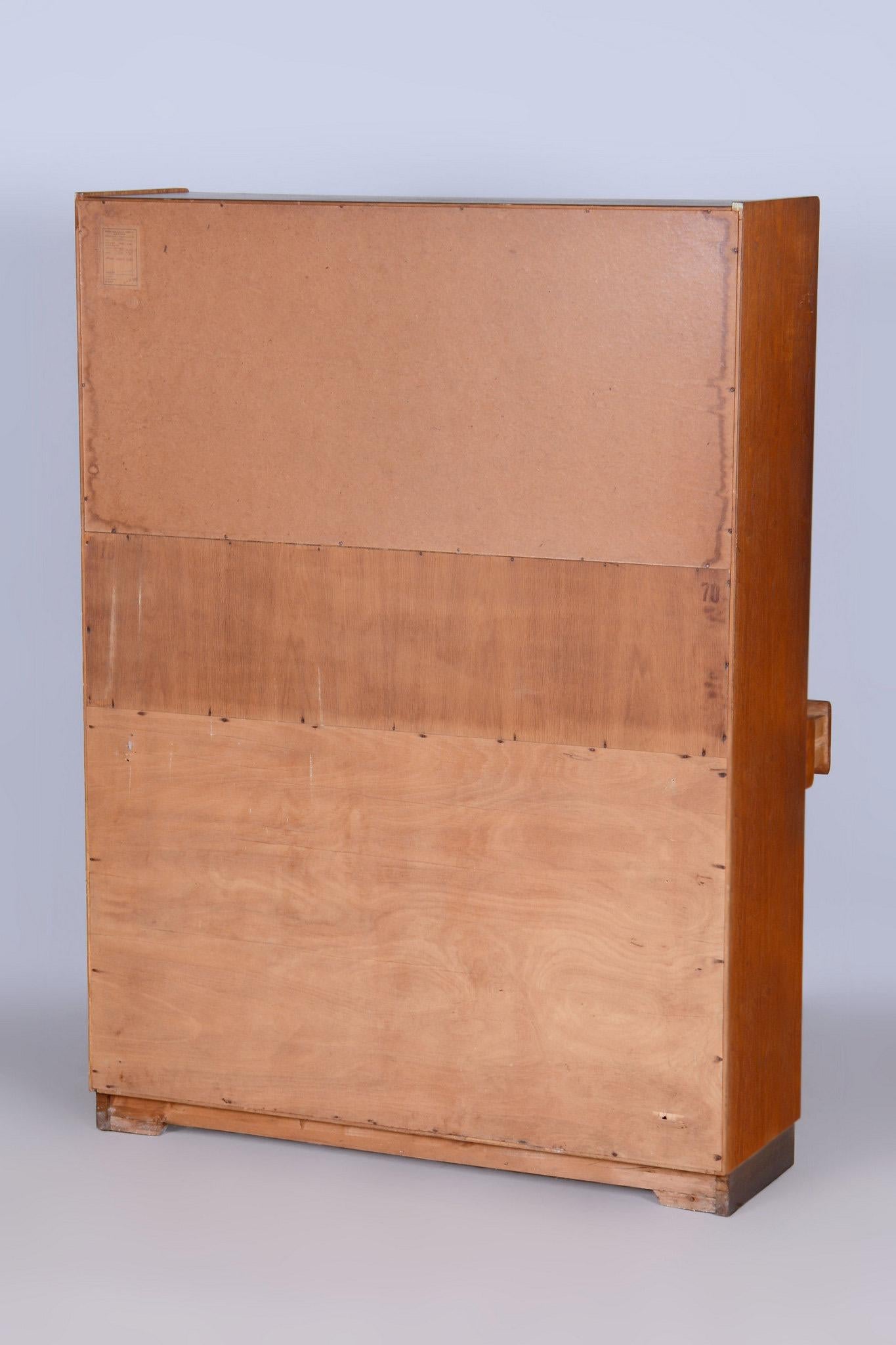 Vitrina Art Decó restaurada , roble y cristal, checa, años 40 en venta 8