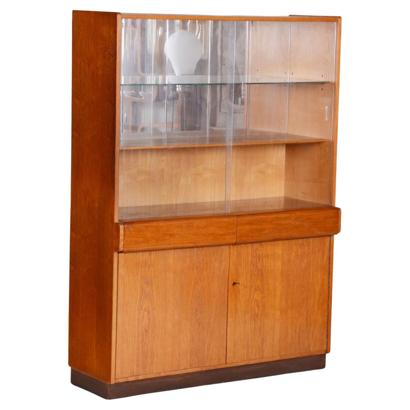 Vitrina Art Decó restaurada , roble y cristal, checa, años 40 en venta