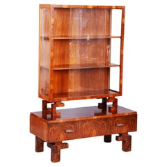 Restaurierter Art-Déco-Vitrinenschrank, Nussbaum und Glas, Tschechisch, 1920er Jahre