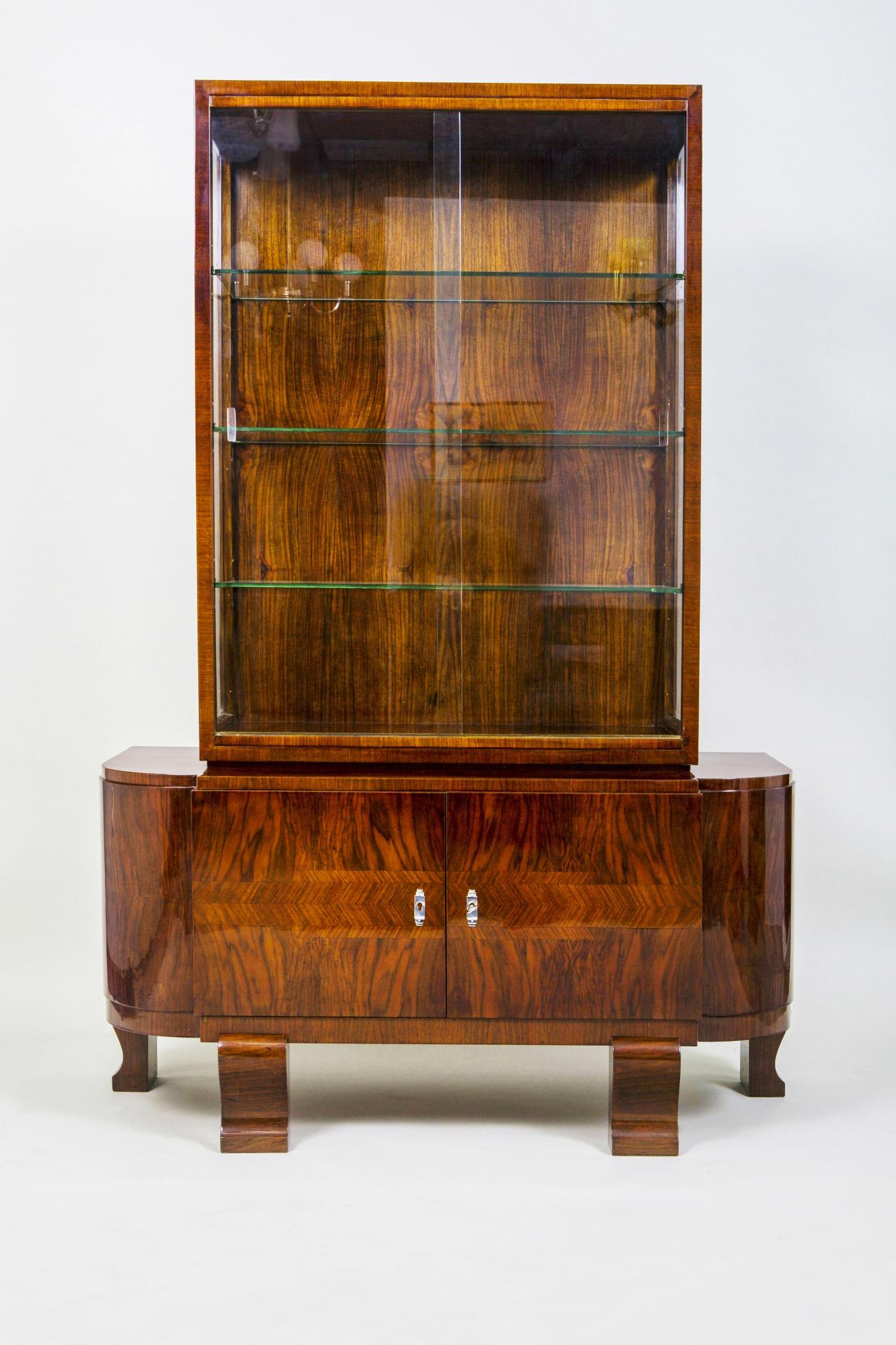 Nuestro equipo profesional de restauración en Chequia lo ha restaurado completamente según el proceso original. 

Ha sido repulido con laca de piano de poliuterano por nuestro equipo profesional de restauración en Chequia, según el proceso