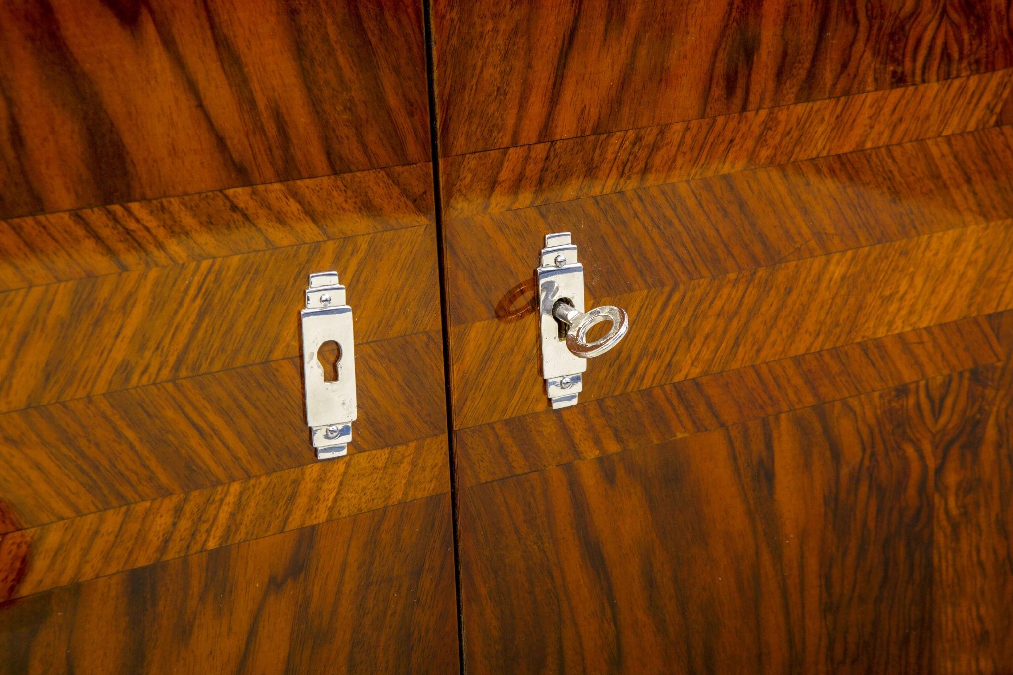 Vitrina Art Decó restaurada , nogal y cristal, pulida, Francia, años 20 Francés en venta