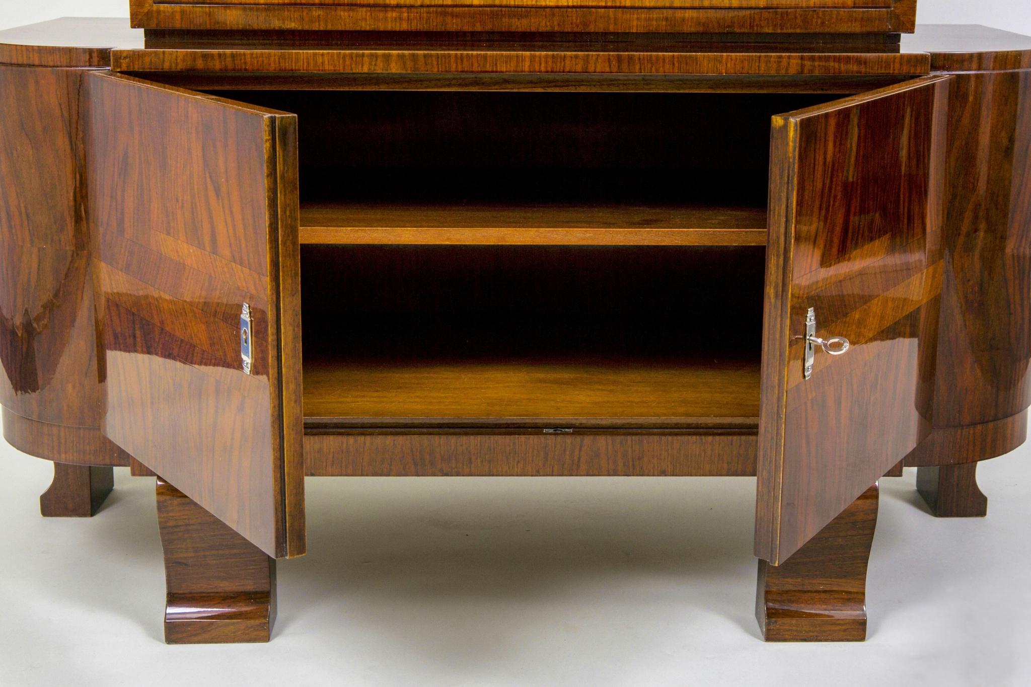 Vitrina Art Decó restaurada , nogal y cristal, pulida, Francia, años 20 principios del siglo XX en venta