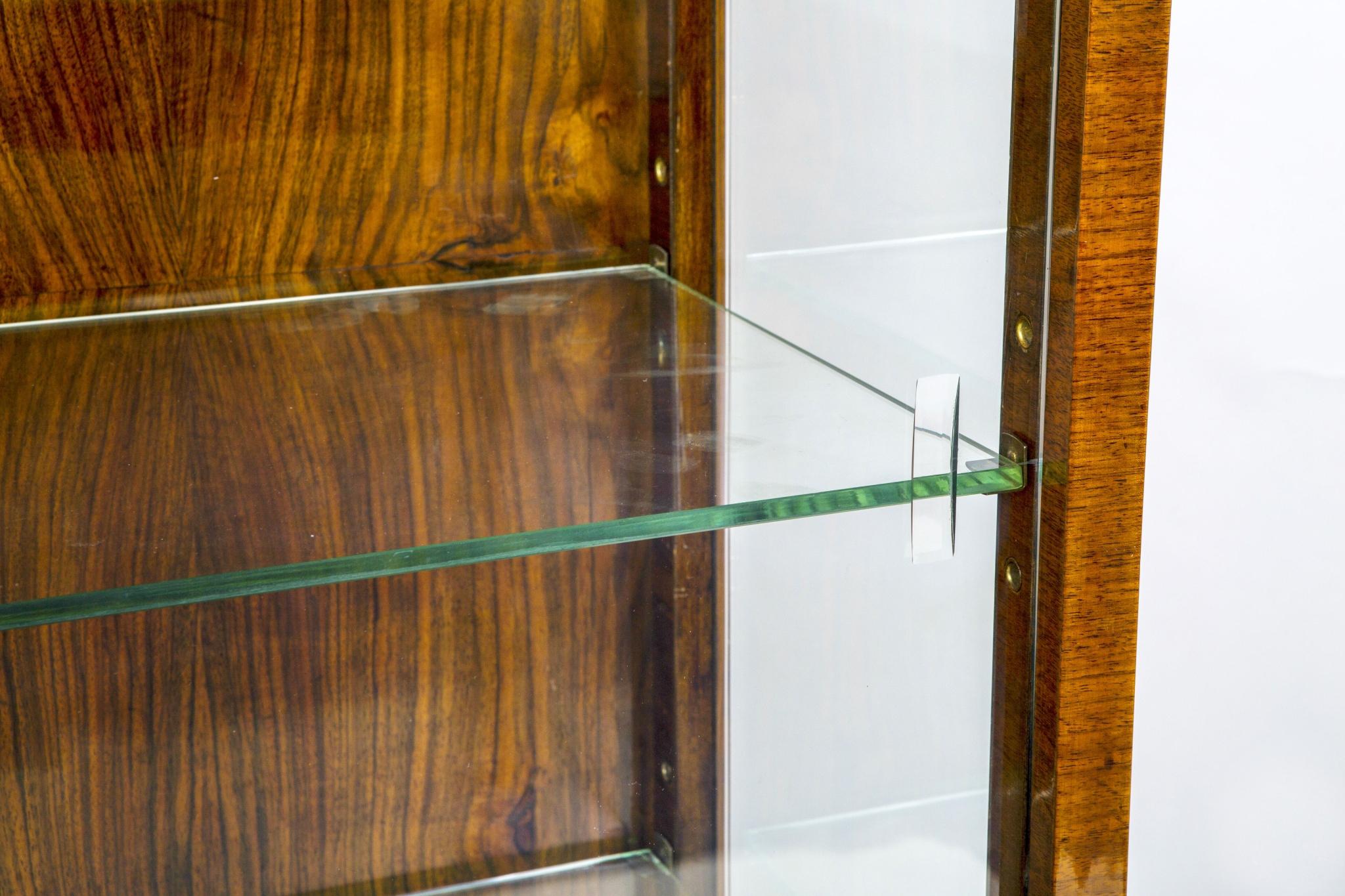 Vitrina Art Decó restaurada , nogal y cristal, pulida, Francia, años 20 Vidrio en venta