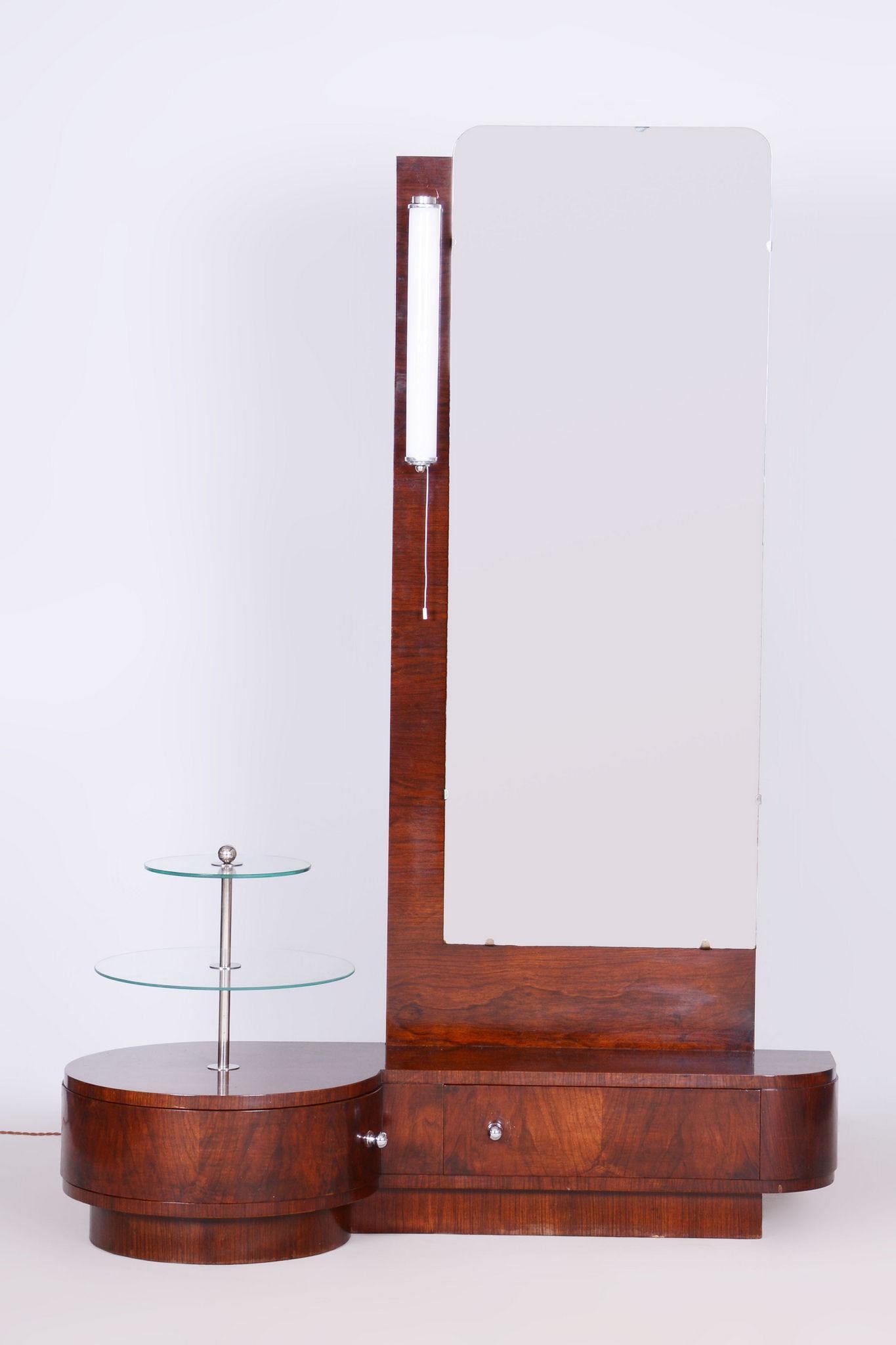 Restored ArtDeco Walnut Dressing Mirror.

This stunning dressing table dates back to the period 1920 - 1929 and was designed by the renowned Jindřich Halabala. It was produced by the prestigious UP Závody in Brno.

The dressing table is crafted from